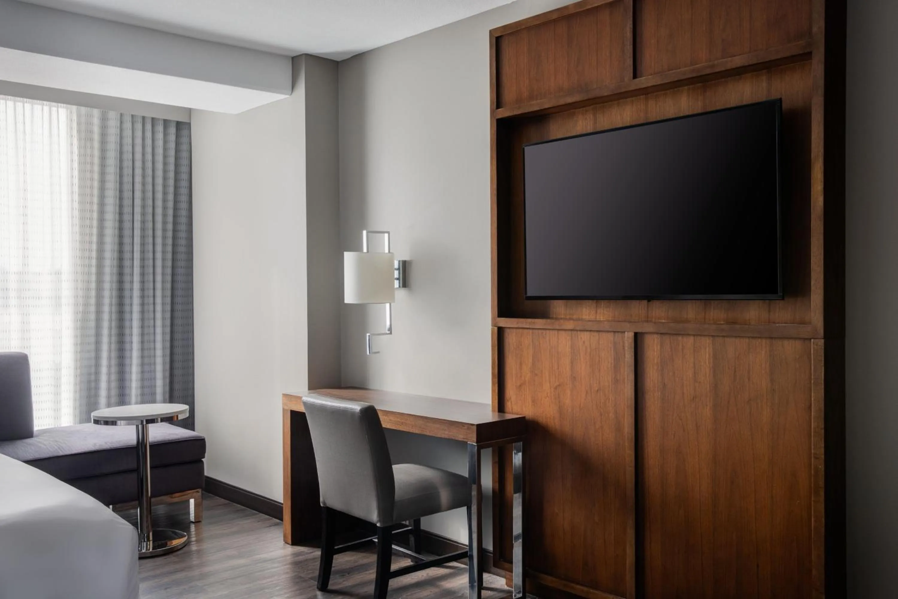 Photo of the whole room, Bed in Omaha Marriott Downtown at the Capitol District