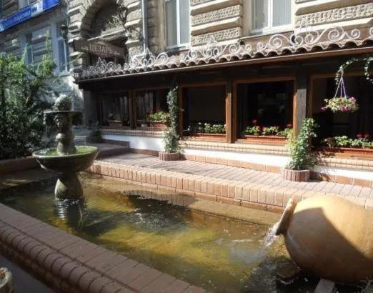 Restaurant/places to eat in center, Apartment on Deribasovskaya 10