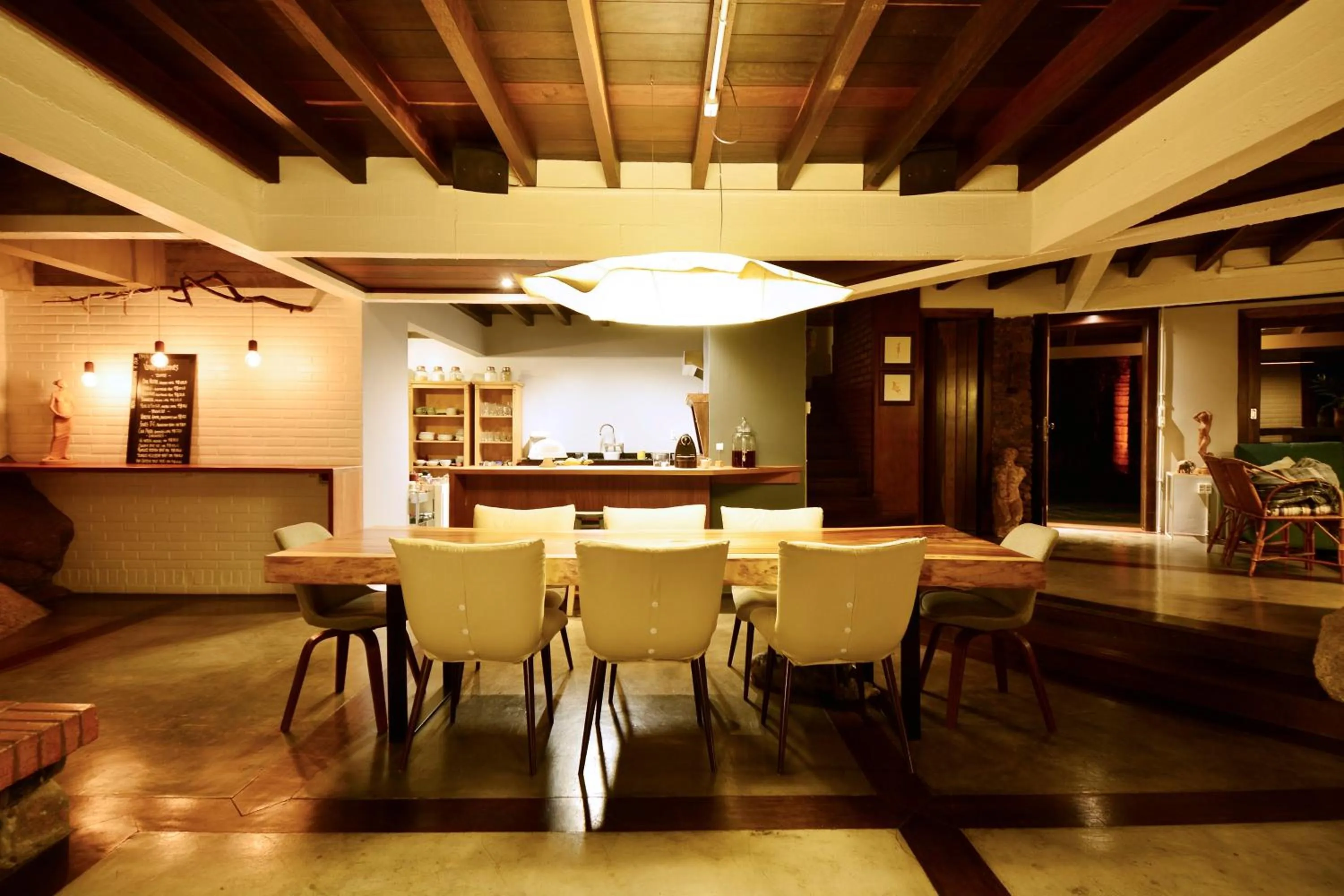 Restaurant/places to eat in Villa Gardena Suites