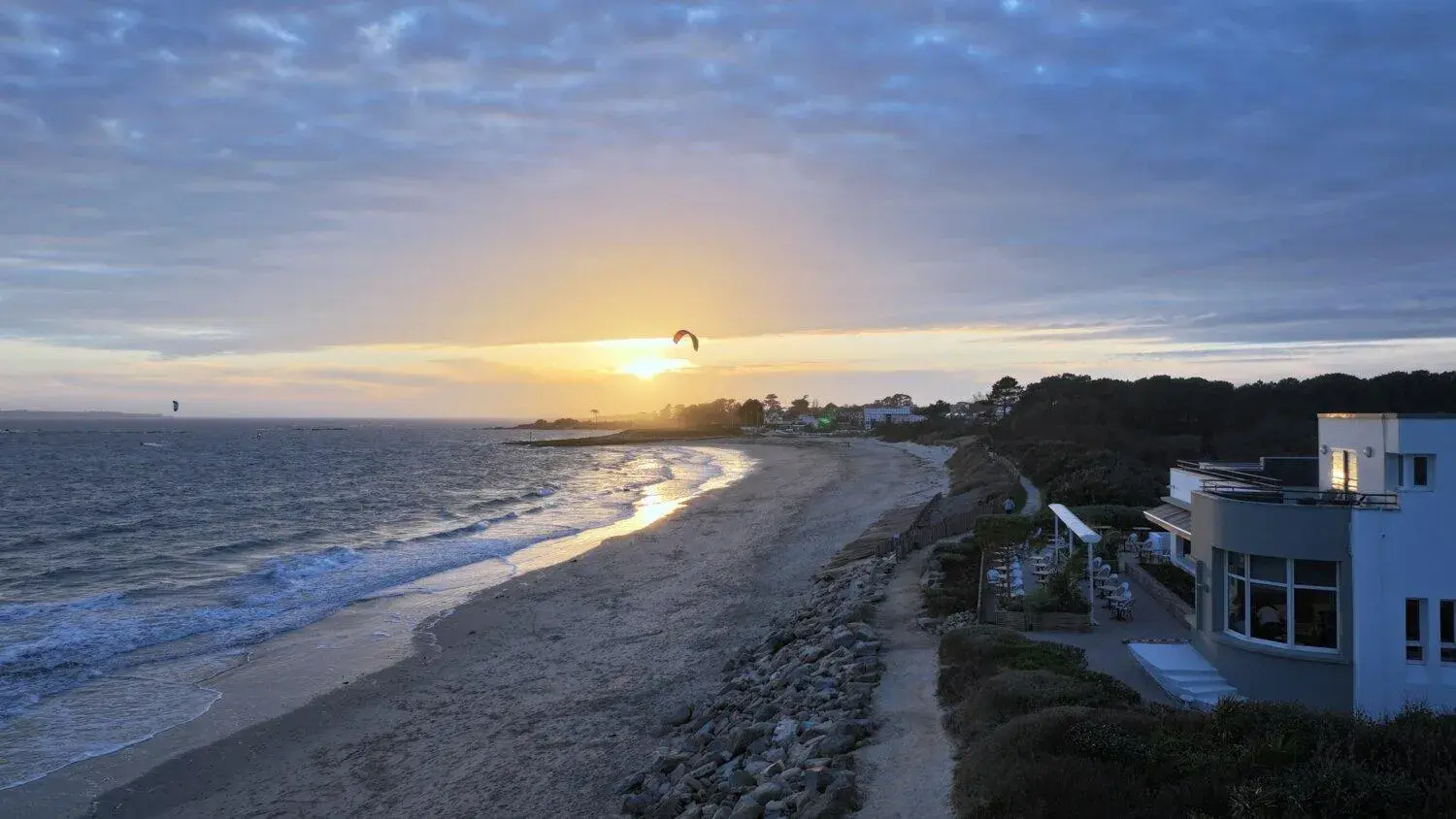 Beach in Logis Hôtel & Restaurant LES MOUETTES - Larmor Plage, Proche de LORIENT Beach in Logis Hôtel & Restaurant LES MOUETTES - Larmor Plage, Proche de LORIENT