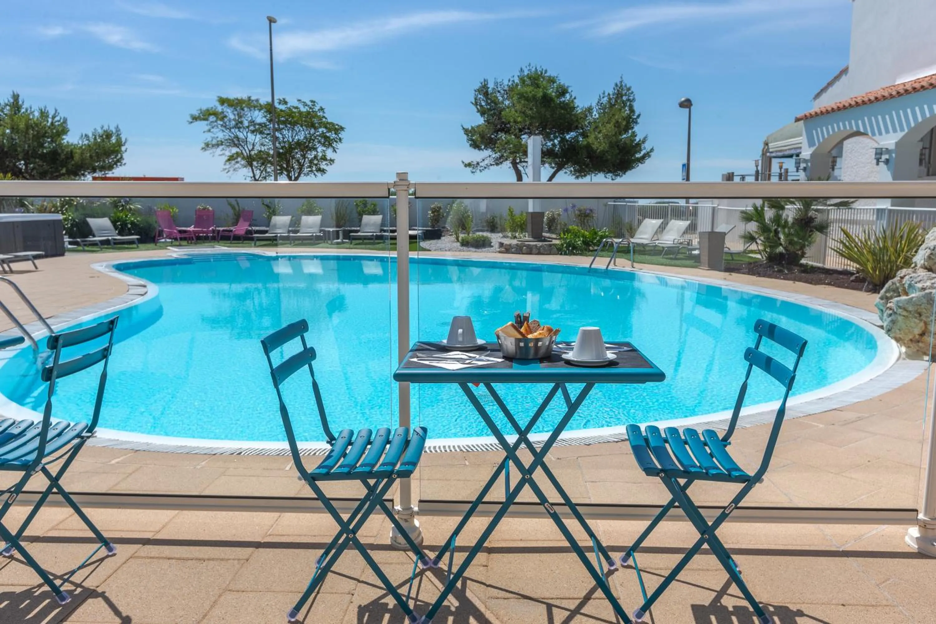 Swimming pool in Hôtel Restaurant Le Grand Large - Face à la plage - Ile de Ré