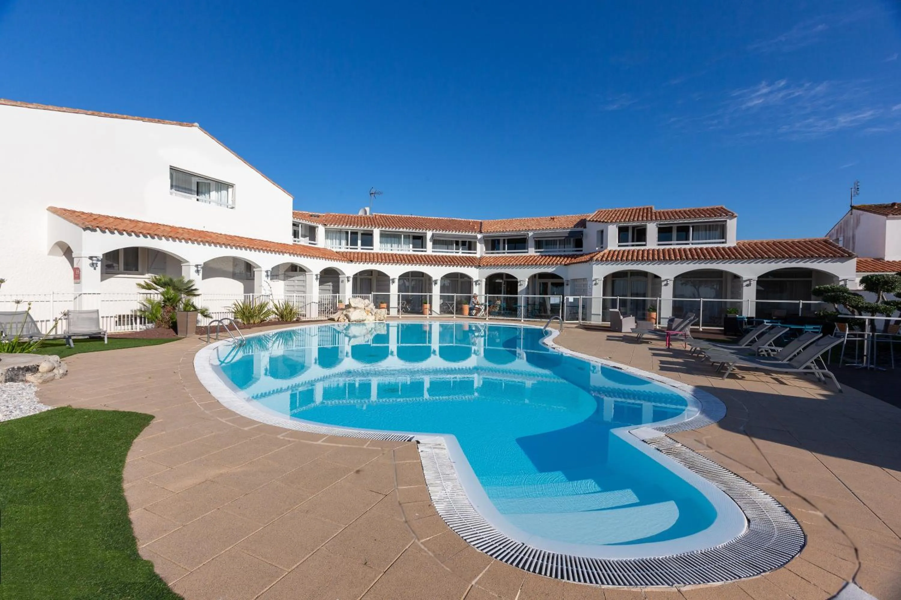 Property building in Hôtel Restaurant Le Grand Large - Face à la plage - Ile de Ré