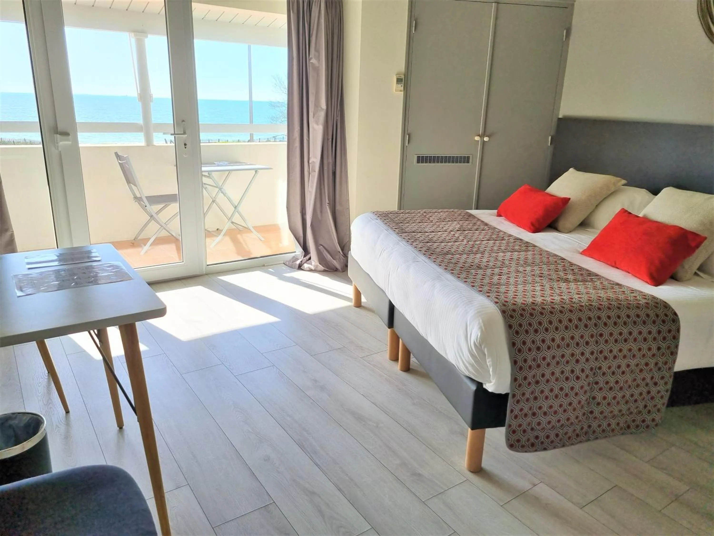 Bed in Hôtel Restaurant Le Grand Large - Face à la plage - Ile de Ré