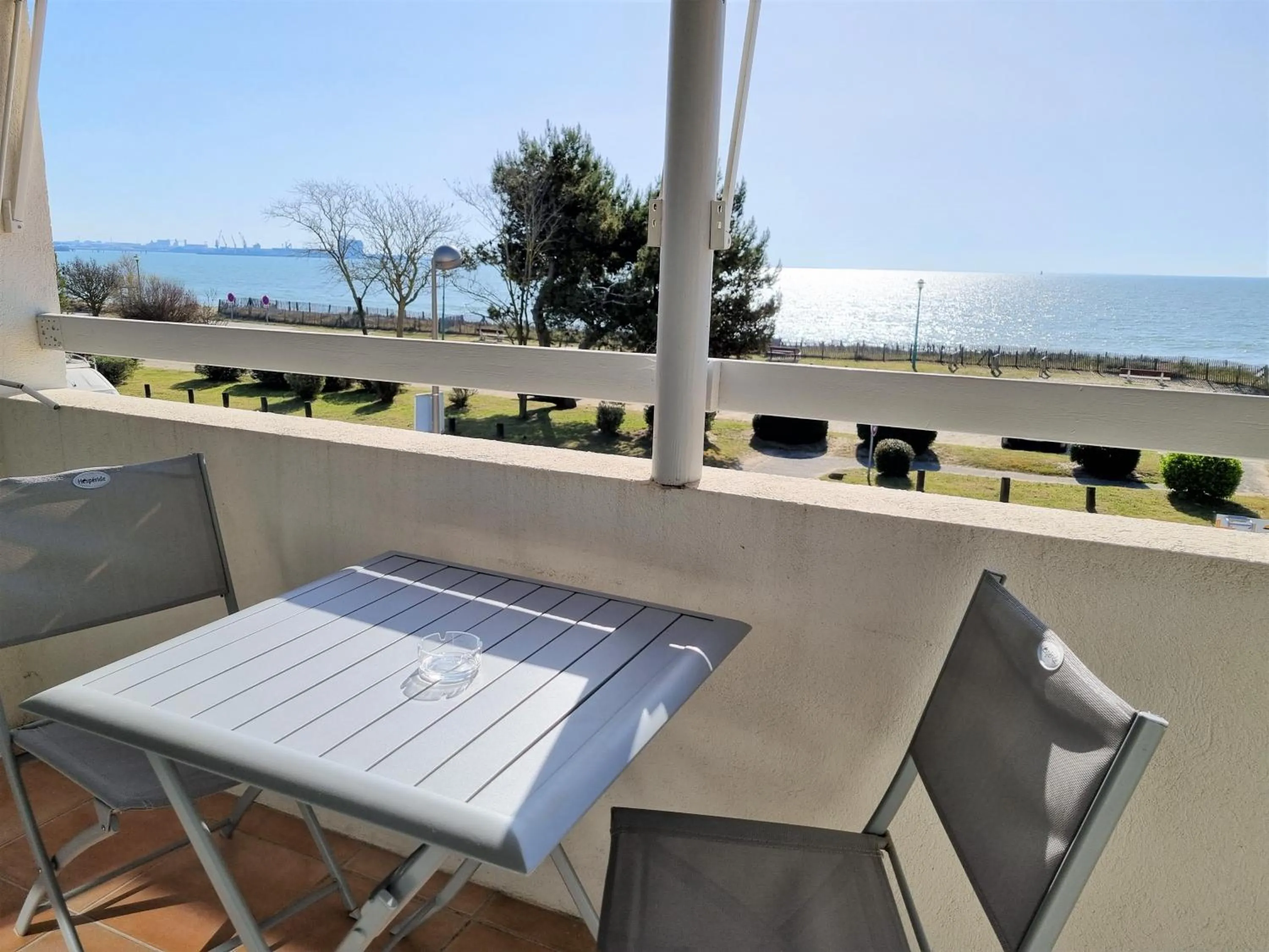 Balcony/Terrace in Hôtel Restaurant Le Grand Large - Face à la plage - Ile de Ré
