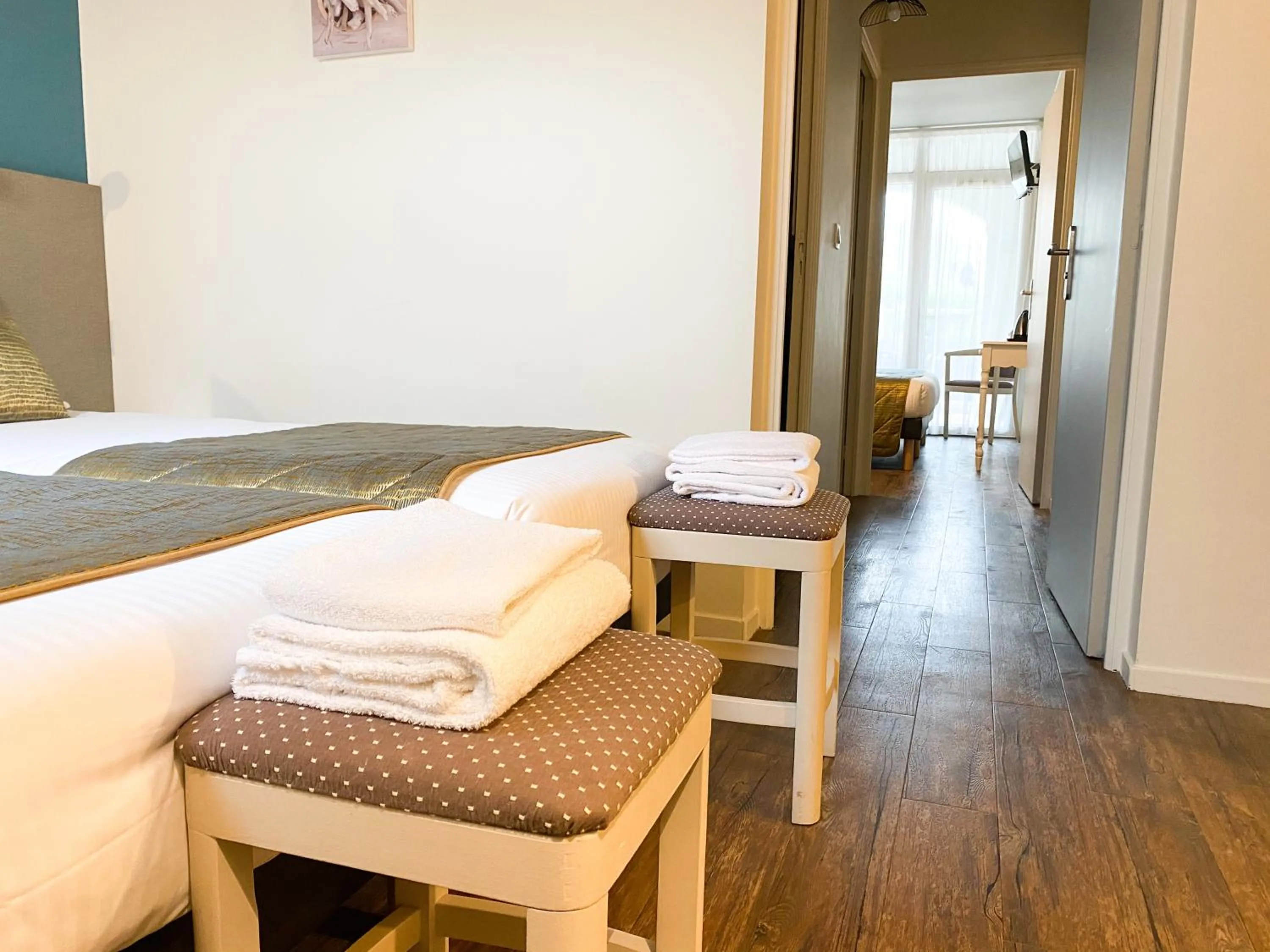 Bed in Hôtel Restaurant Le Grand Large - Face à la plage - Ile de Ré