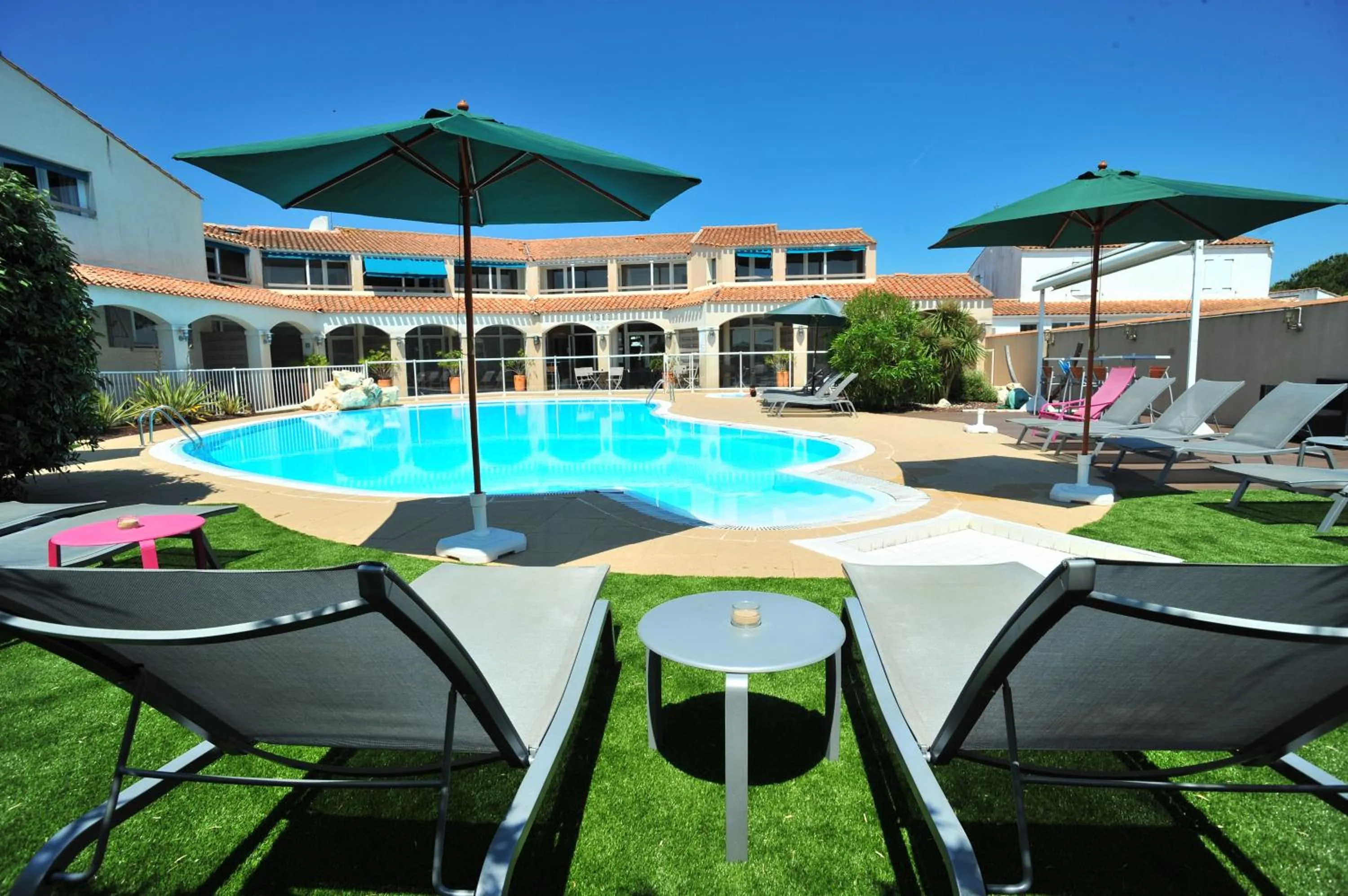 Property building in Hôtel Restaurant Le Grand Large - Face à la plage - Ile de Ré