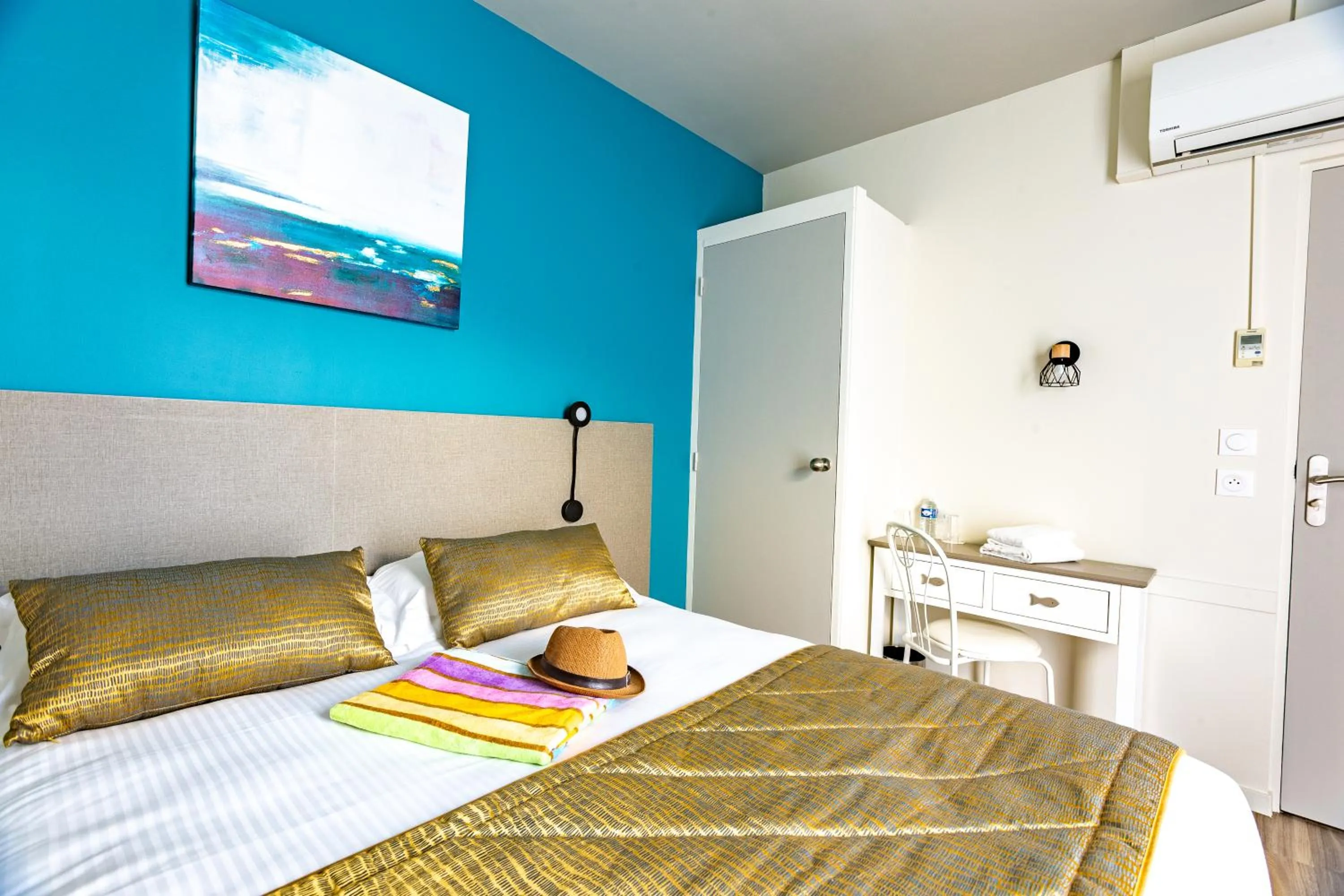 Bed in Hôtel Restaurant Le Grand Large - Face à la plage - Ile de Ré