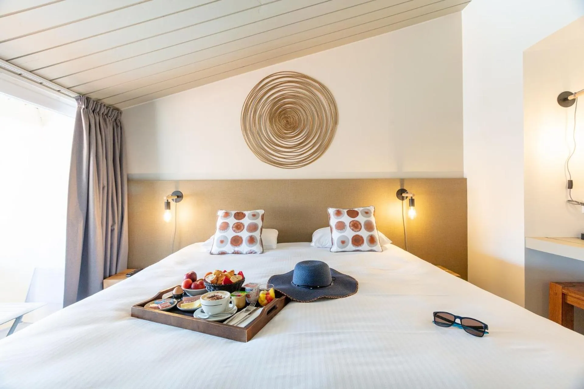 Bed in Hôtel Restaurant Le Grand Large - Face à la plage - Ile de Ré