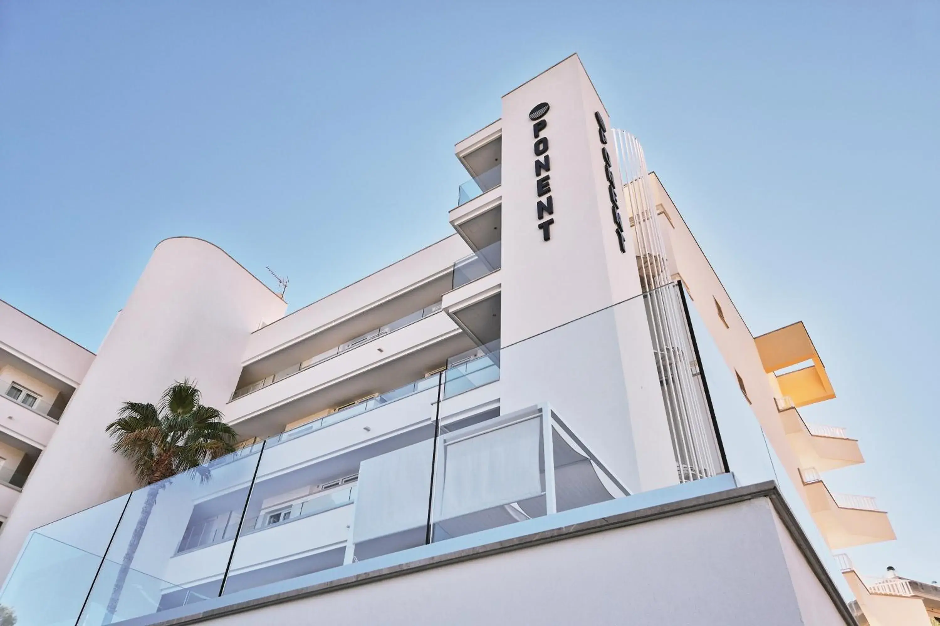 Property building in Apartamentos Ponent Property building in Apartamentos Ponent