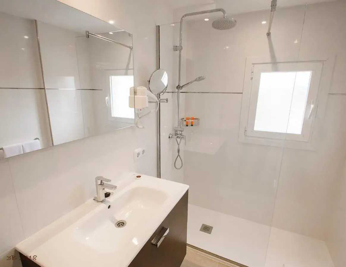 Bathroom in Apartamentos Ponent Bathroom in Apartamentos Ponent
