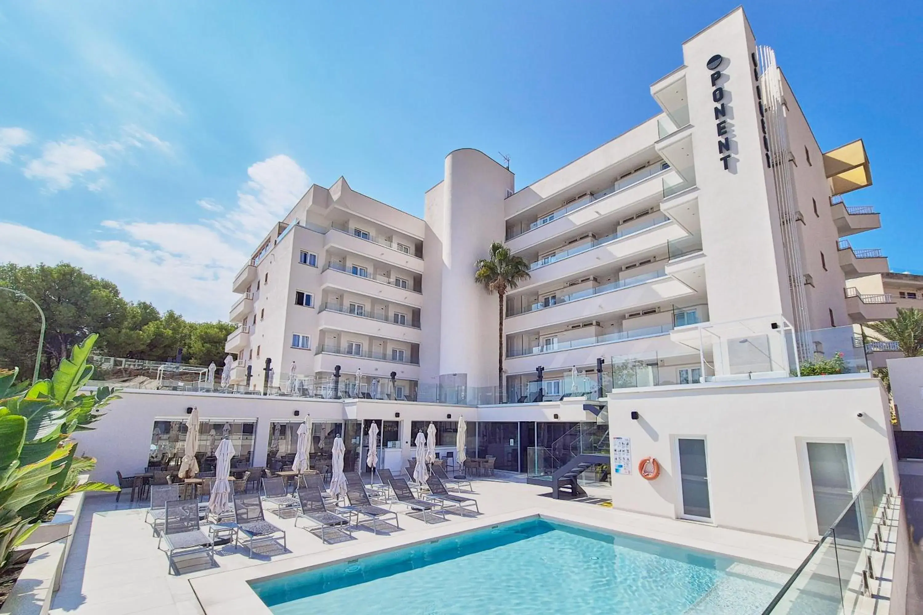 Property building in Apartamentos Ponent Property building in Apartamentos Ponent