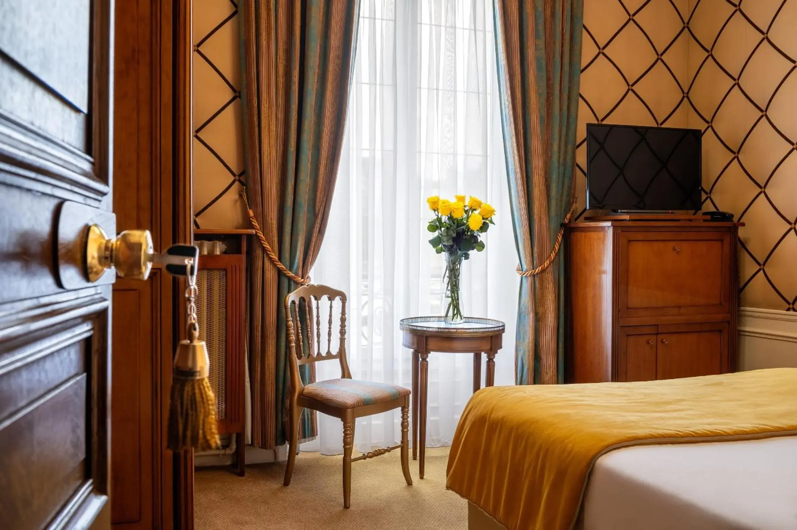 Single Room with Bath - single occupancy in Grand Hôtel Des Templiers, Piscine & Spa Single Room with Bath - single occupancy in Grand Hôtel Des Templiers, Piscine & Spa