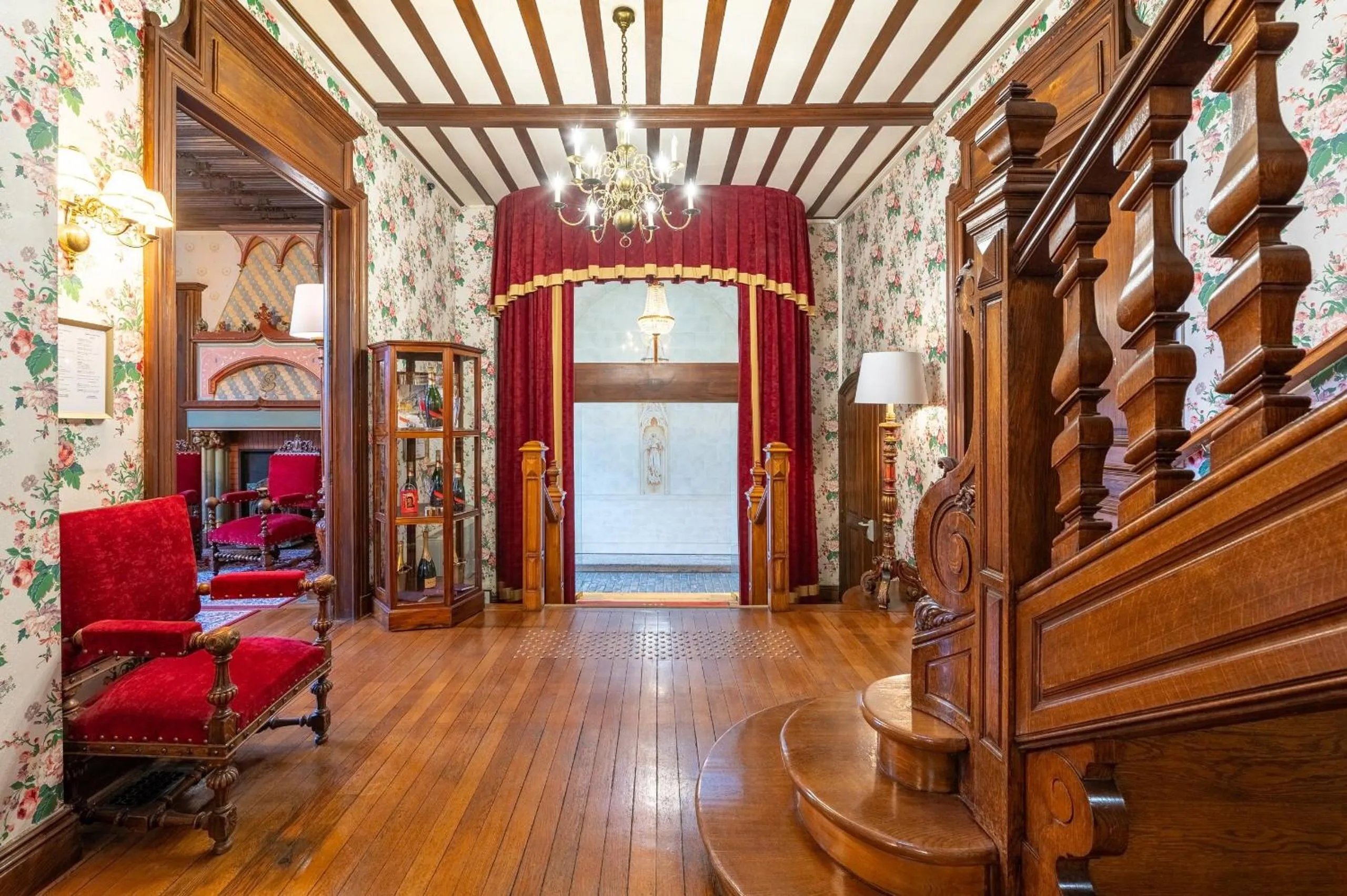 Lobby or reception in Grand Hôtel Des Templiers, Piscine & Spa