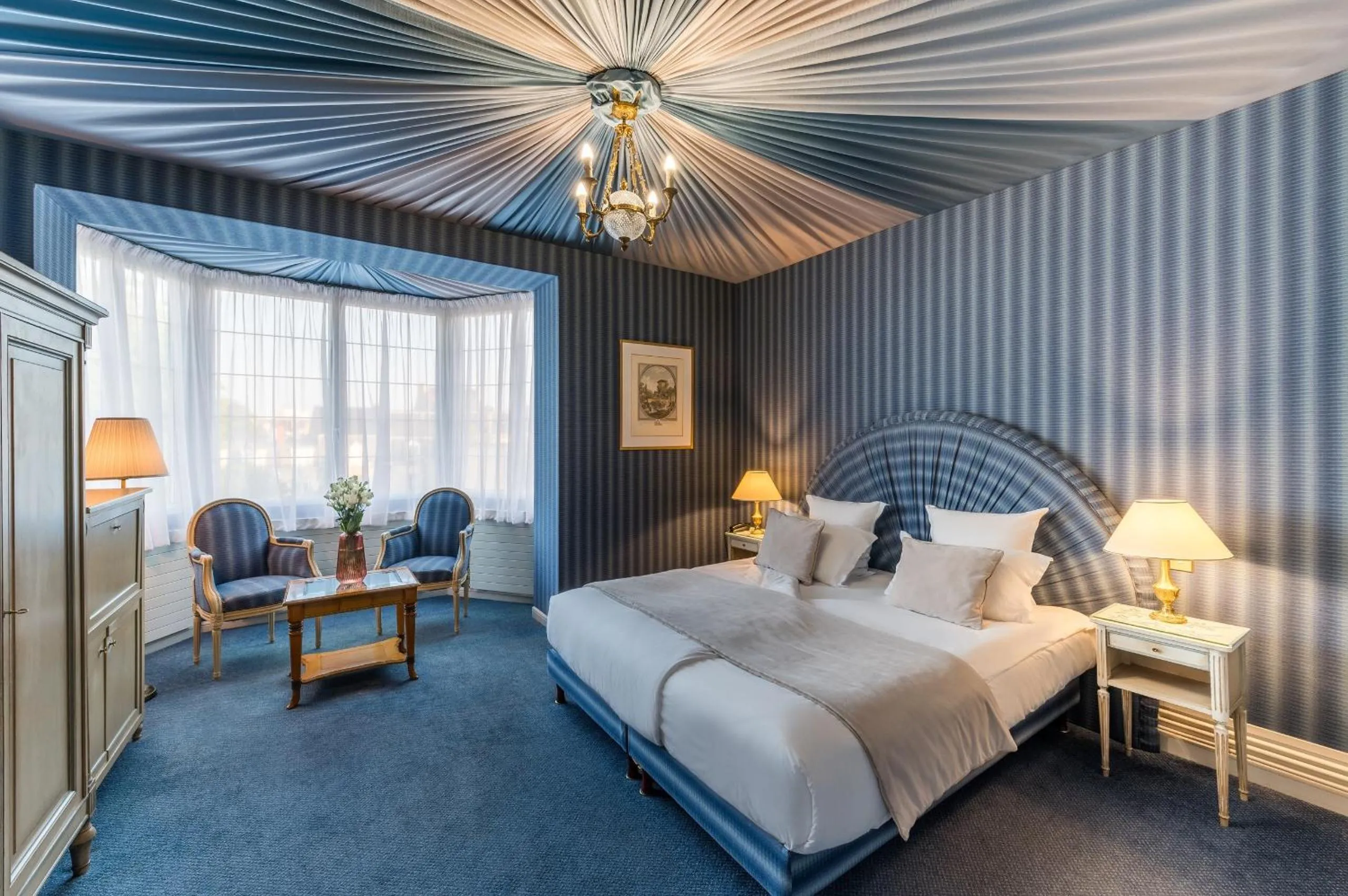 Bedroom, Bed in Grand Hôtel Des Templiers, Piscine & Spa