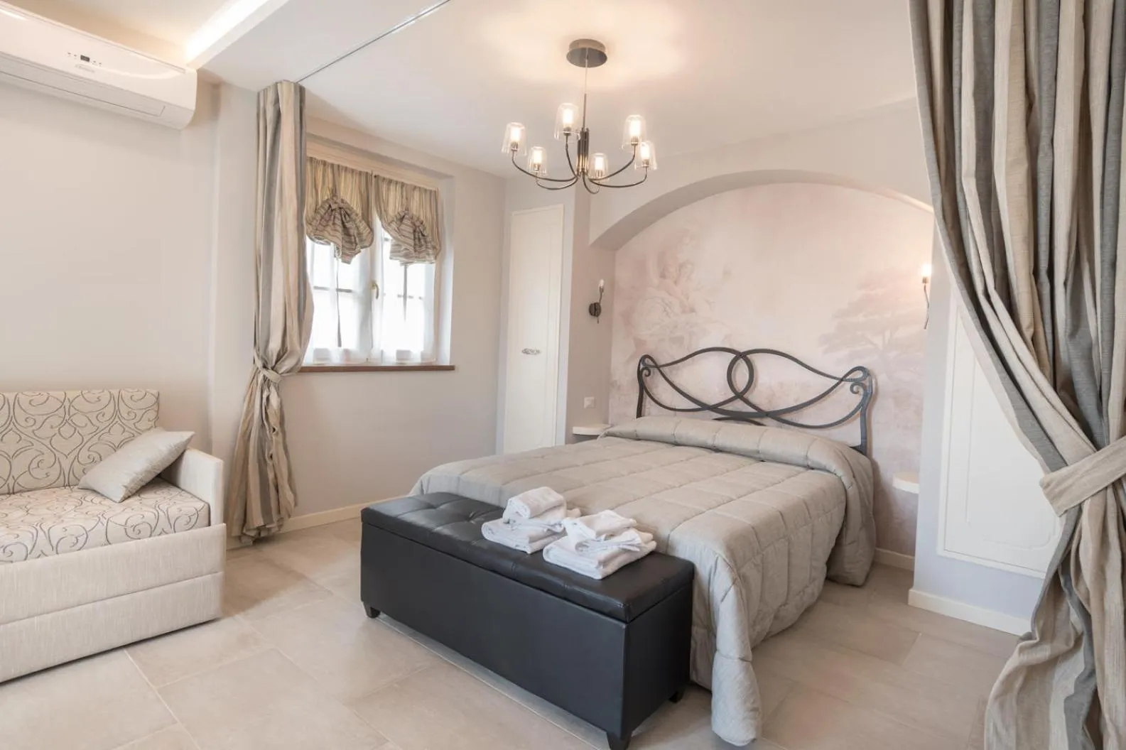 Bedroom, Bed in Il Giardino degli Angeli