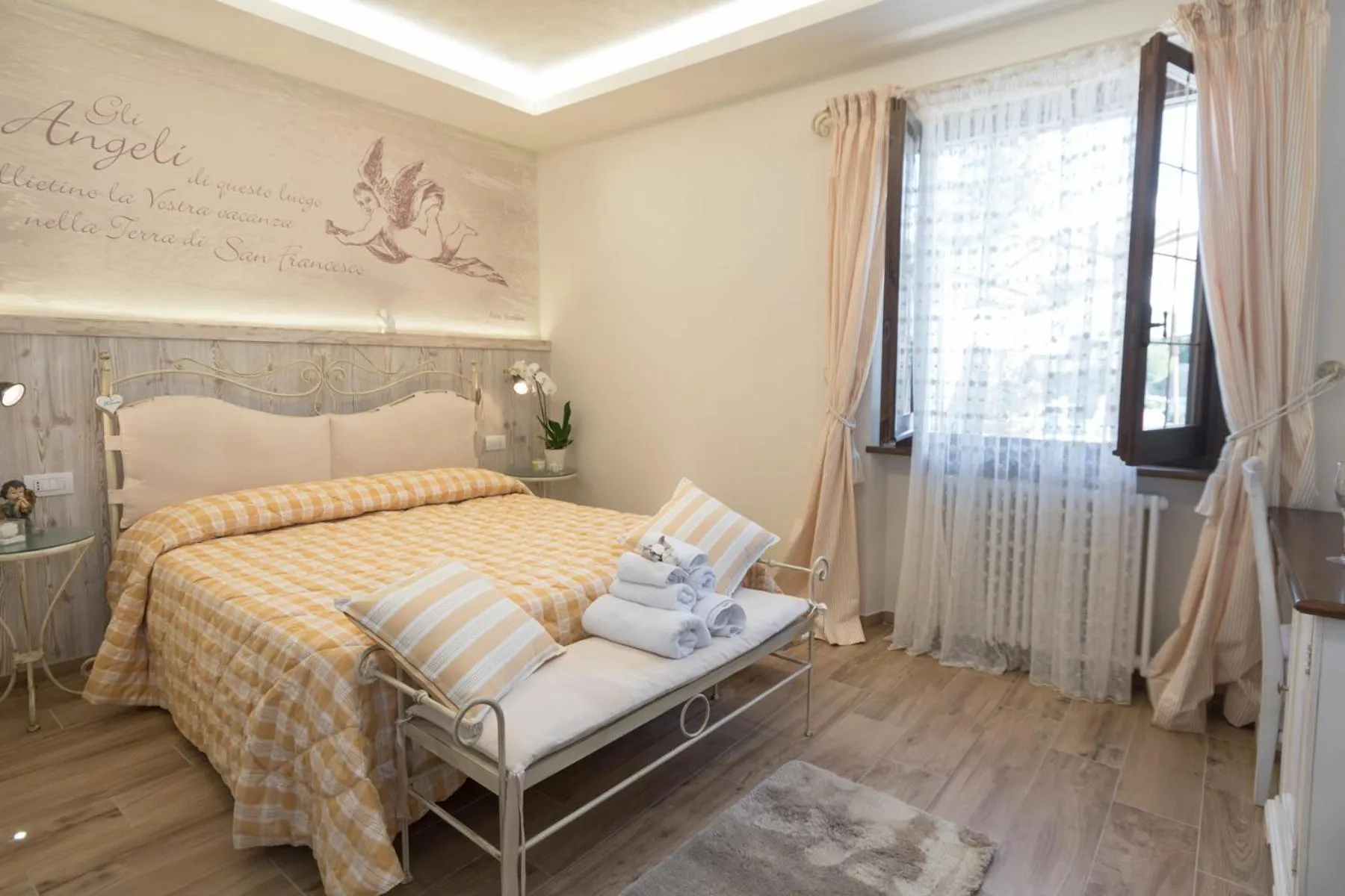 Shower, Bed in Il Giardino degli Angeli