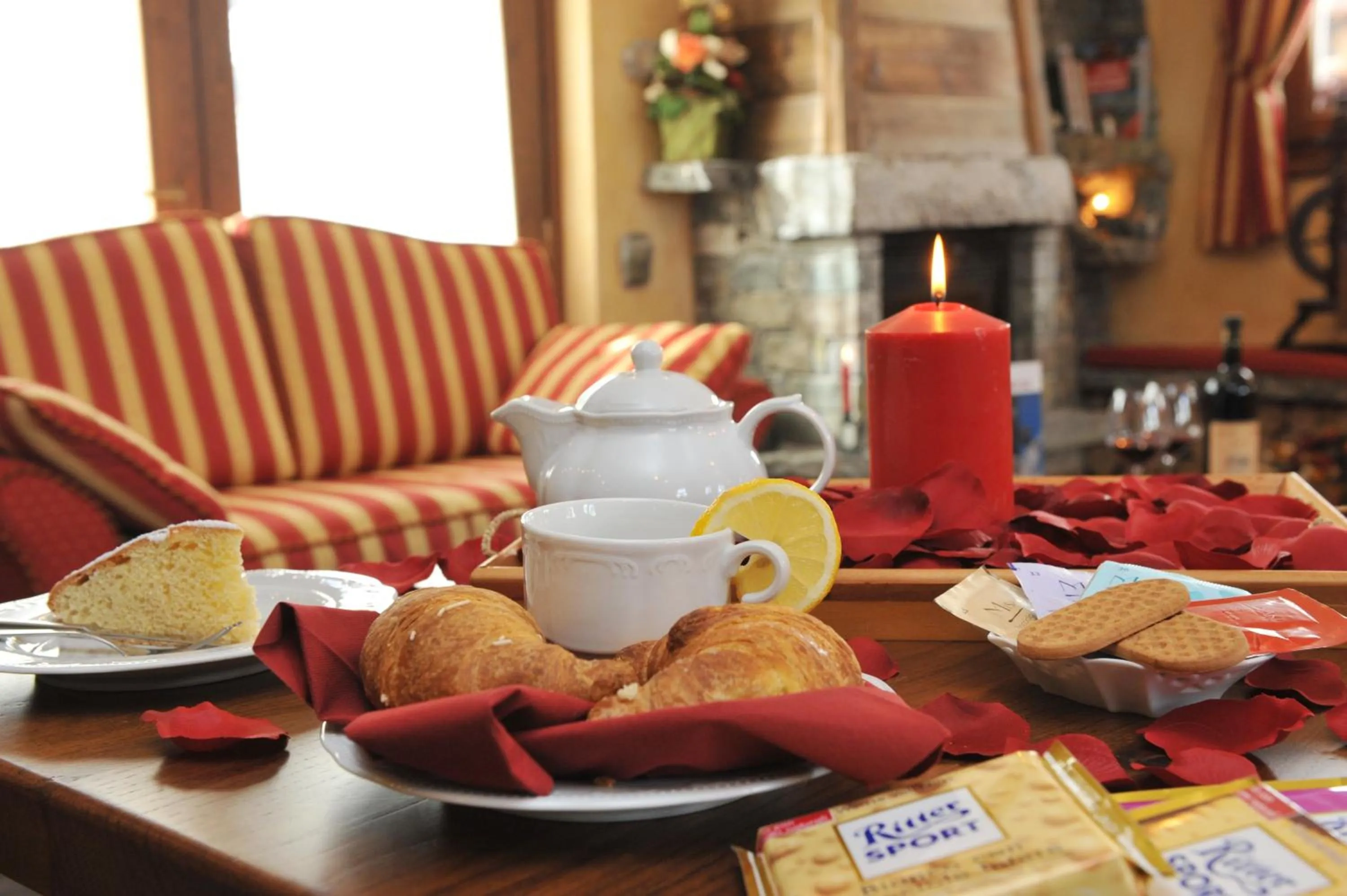 Communal lounge/ TV room in Hotel Le Petit Abri