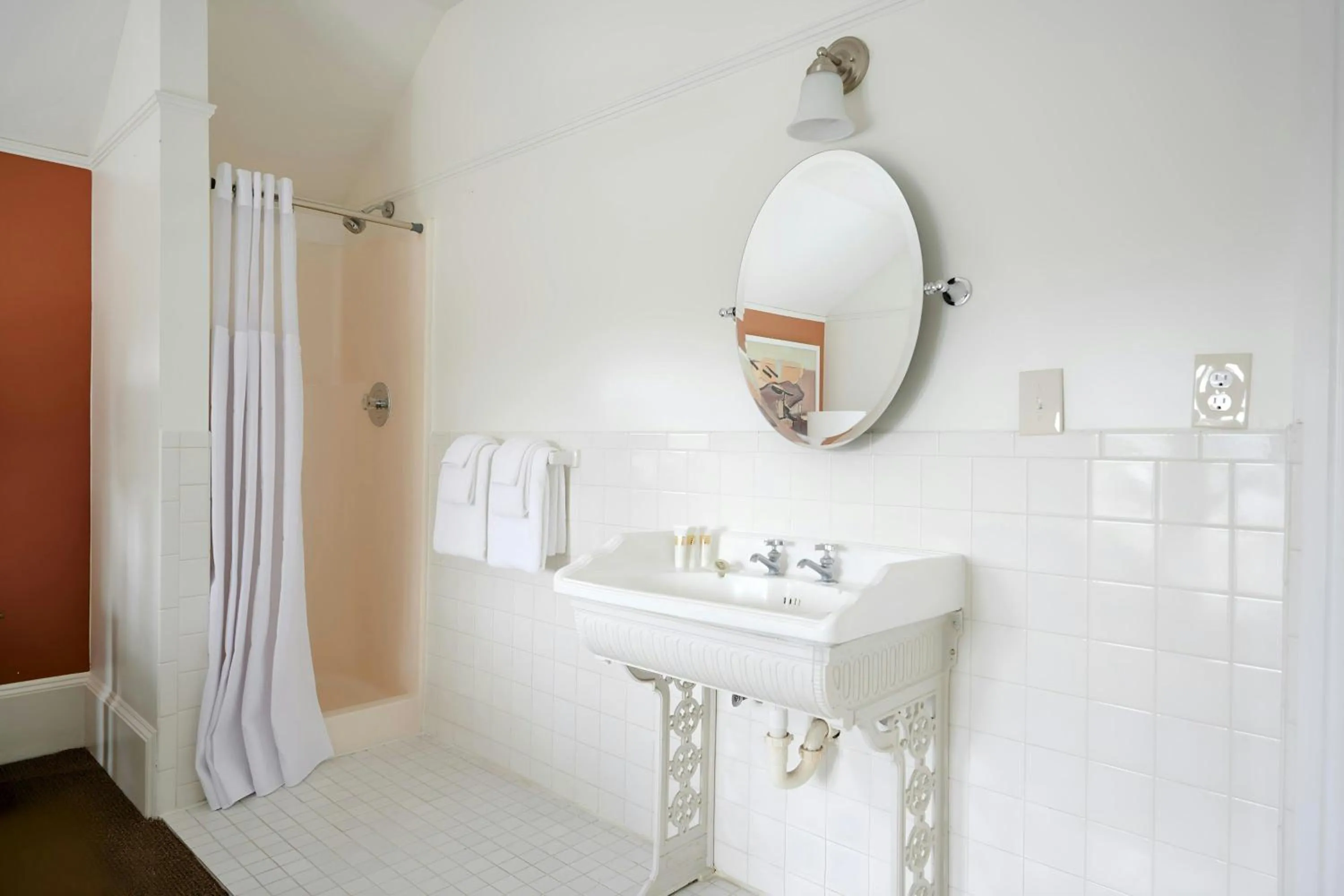 Bathroom in Wellborn Hotel Downtown, Sonder by Marriott Bonvoy