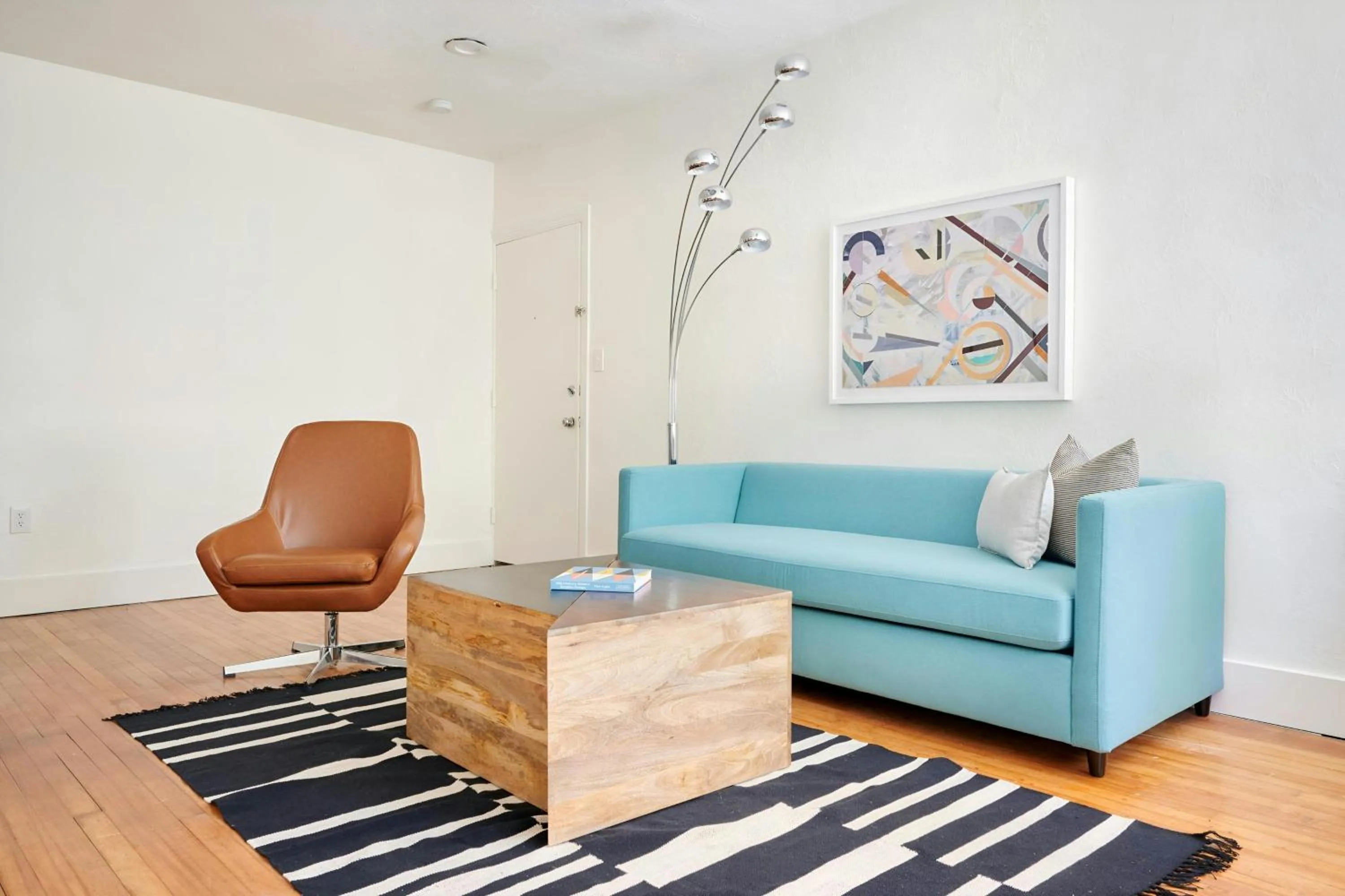 Living room in Wellborn Hotel Downtown, Sonder by Marriott Bonvoy