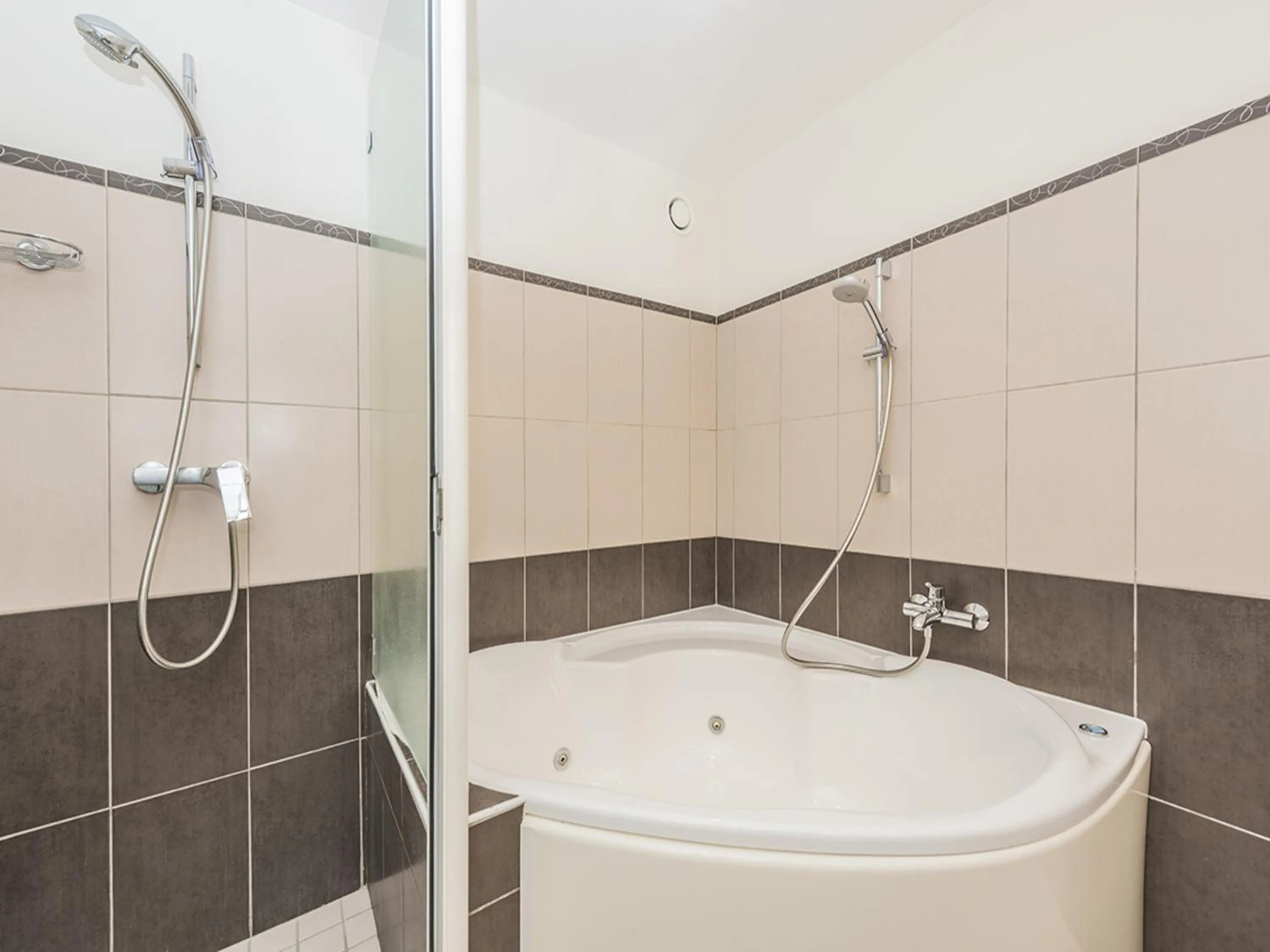 Bathroom in Hostellerie Saint Vincent Beauvais Aeroport