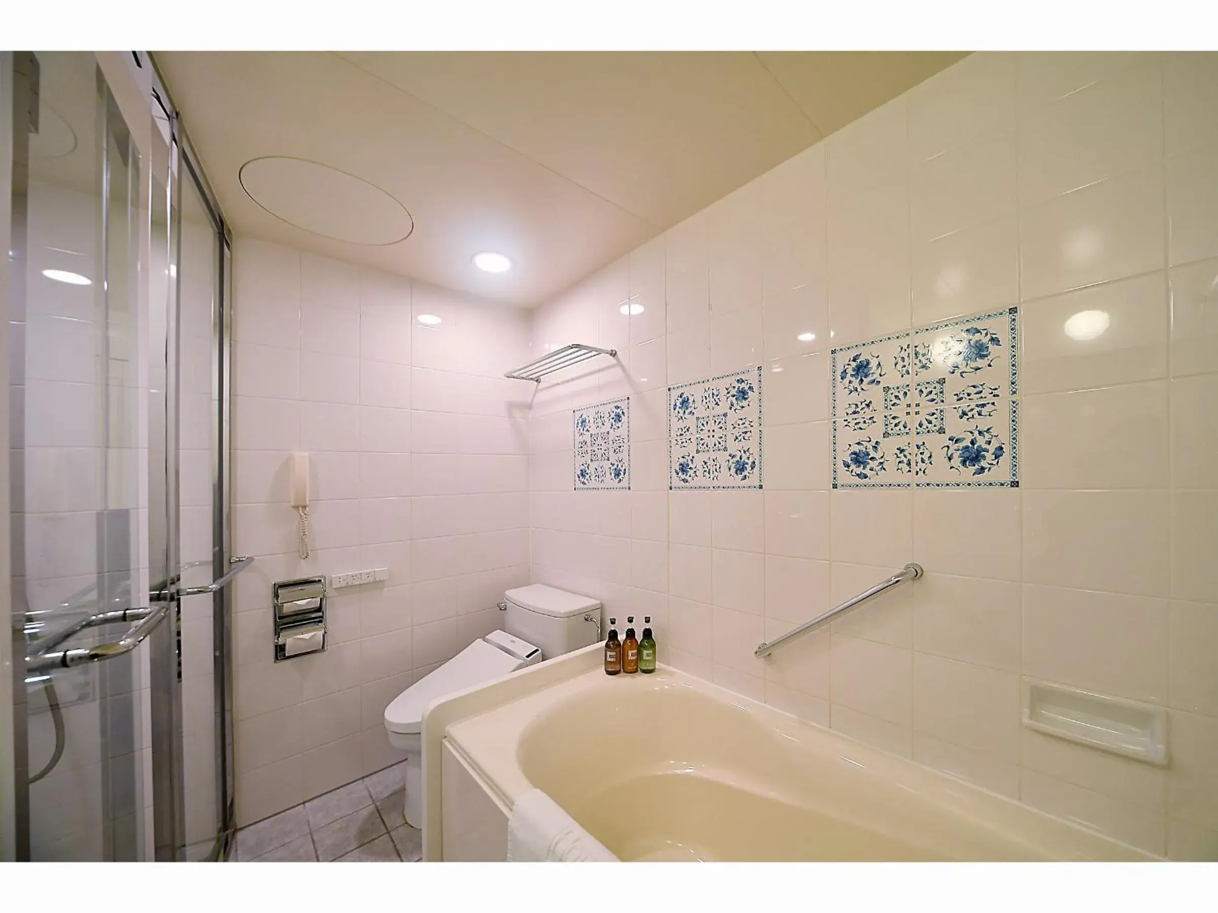 Deluxe Twin Room - Non-Smoking in Hotel Plaza Kobe Deluxe Twin Room - Non-Smoking in Hotel Plaza Kobe