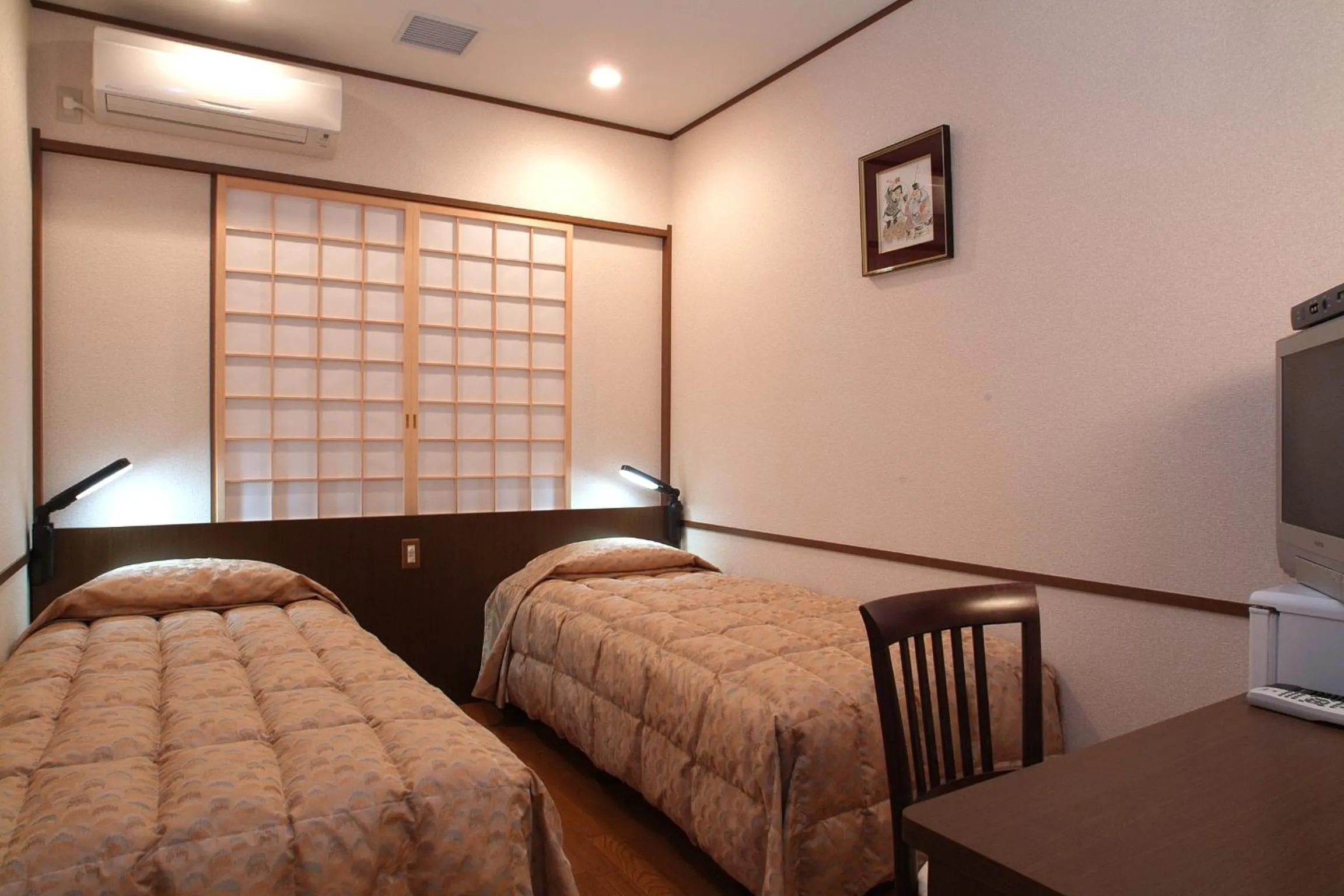 Photo of the whole room, Bed in Yokohama Minatomirai Manyo Club