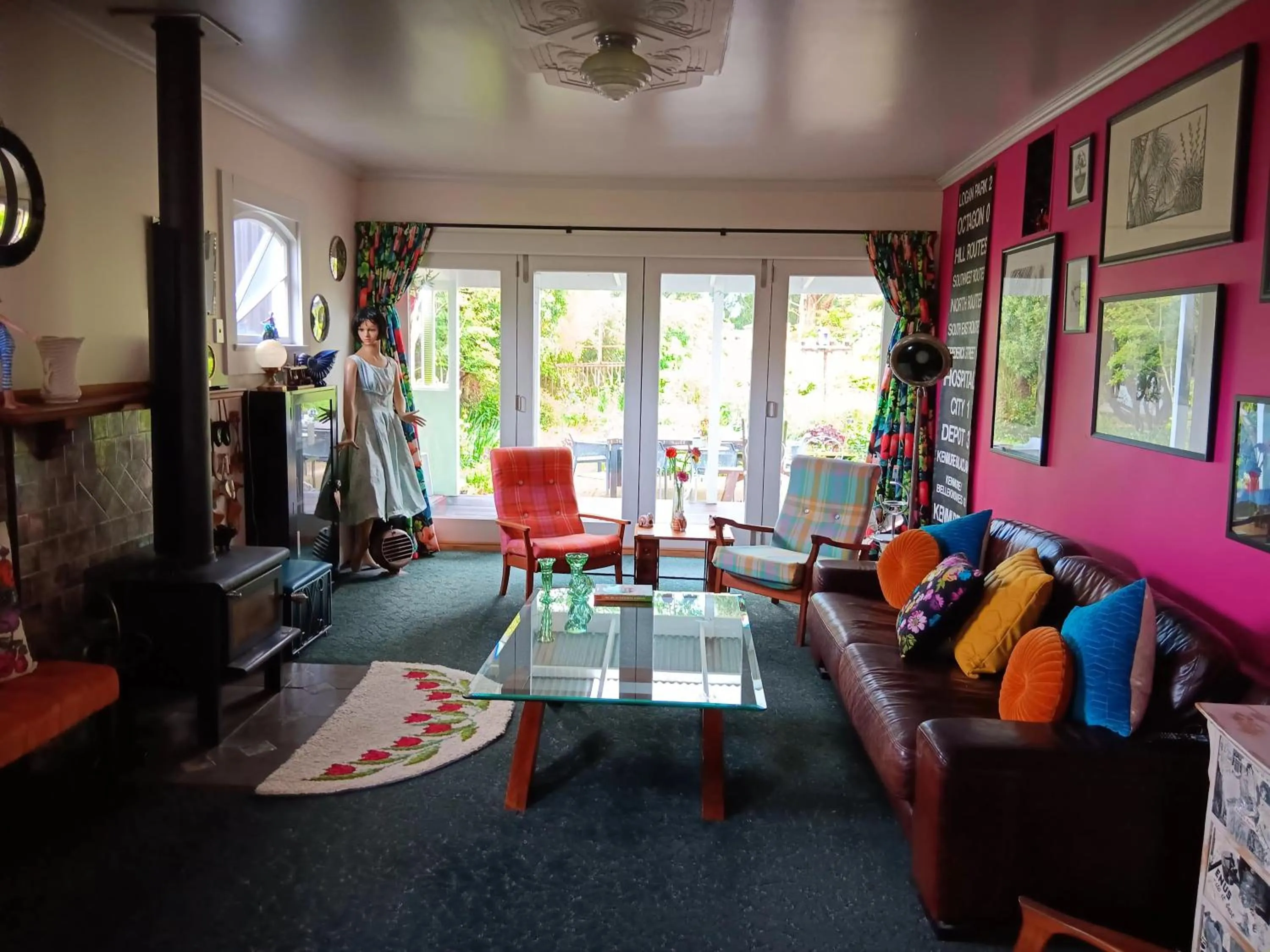 Communal lounge/ TV room in Folster Gardens Bed and Breakfast