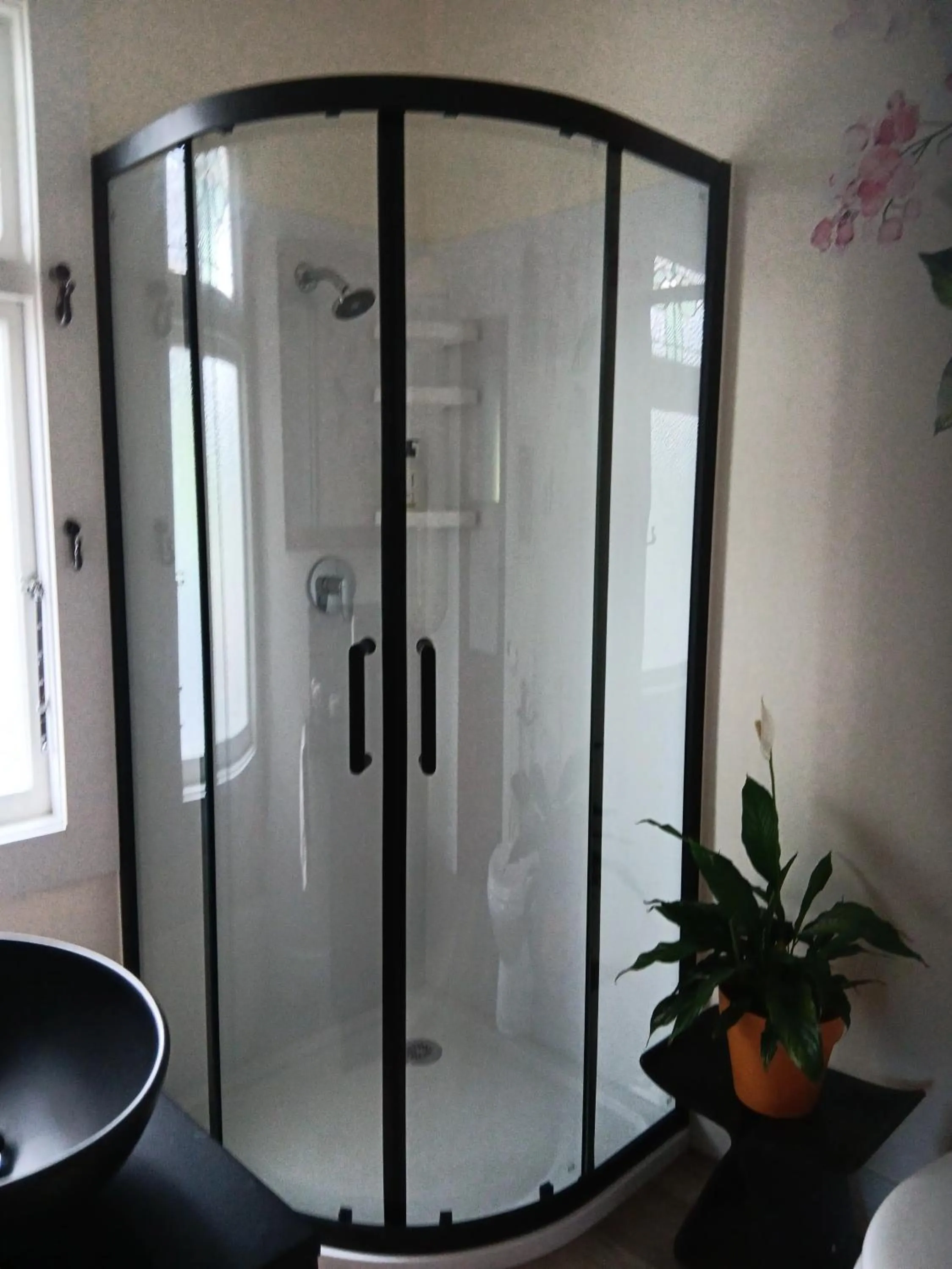 Shower in Folster Gardens Bed and Breakfast