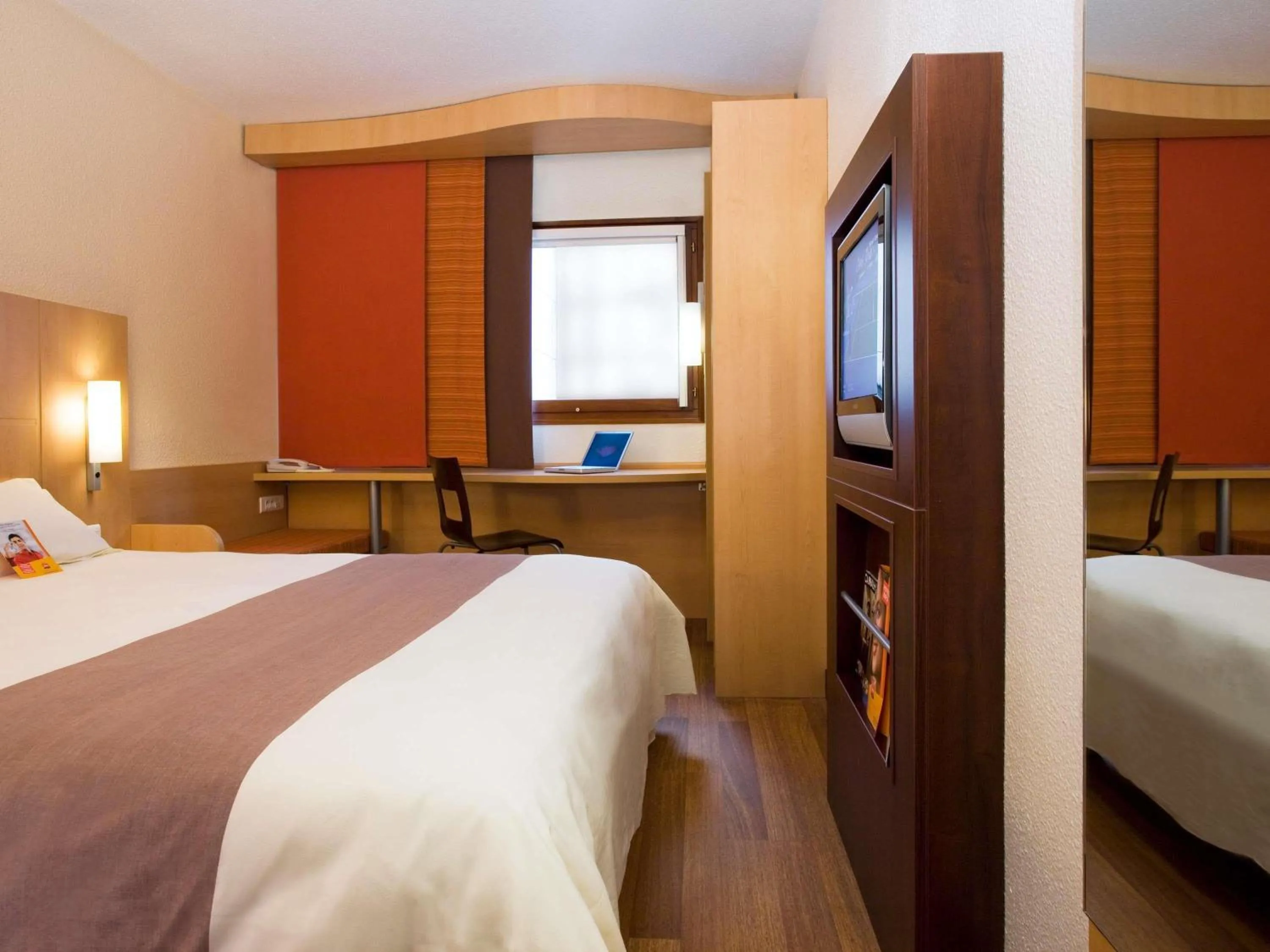 Bedroom, Bed in ibis Swansea