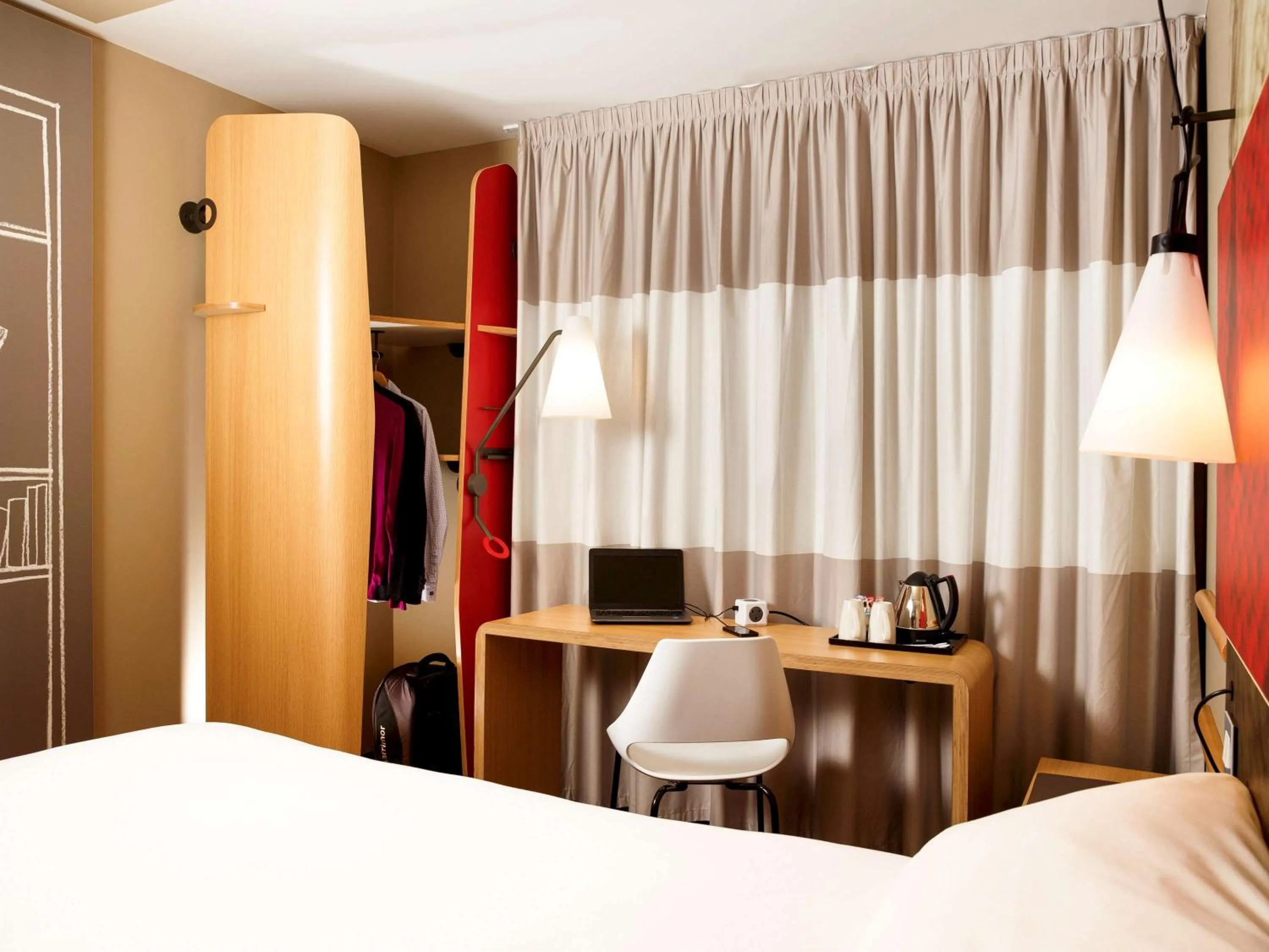 Photo of the whole room, Bed in ibis Swansea
