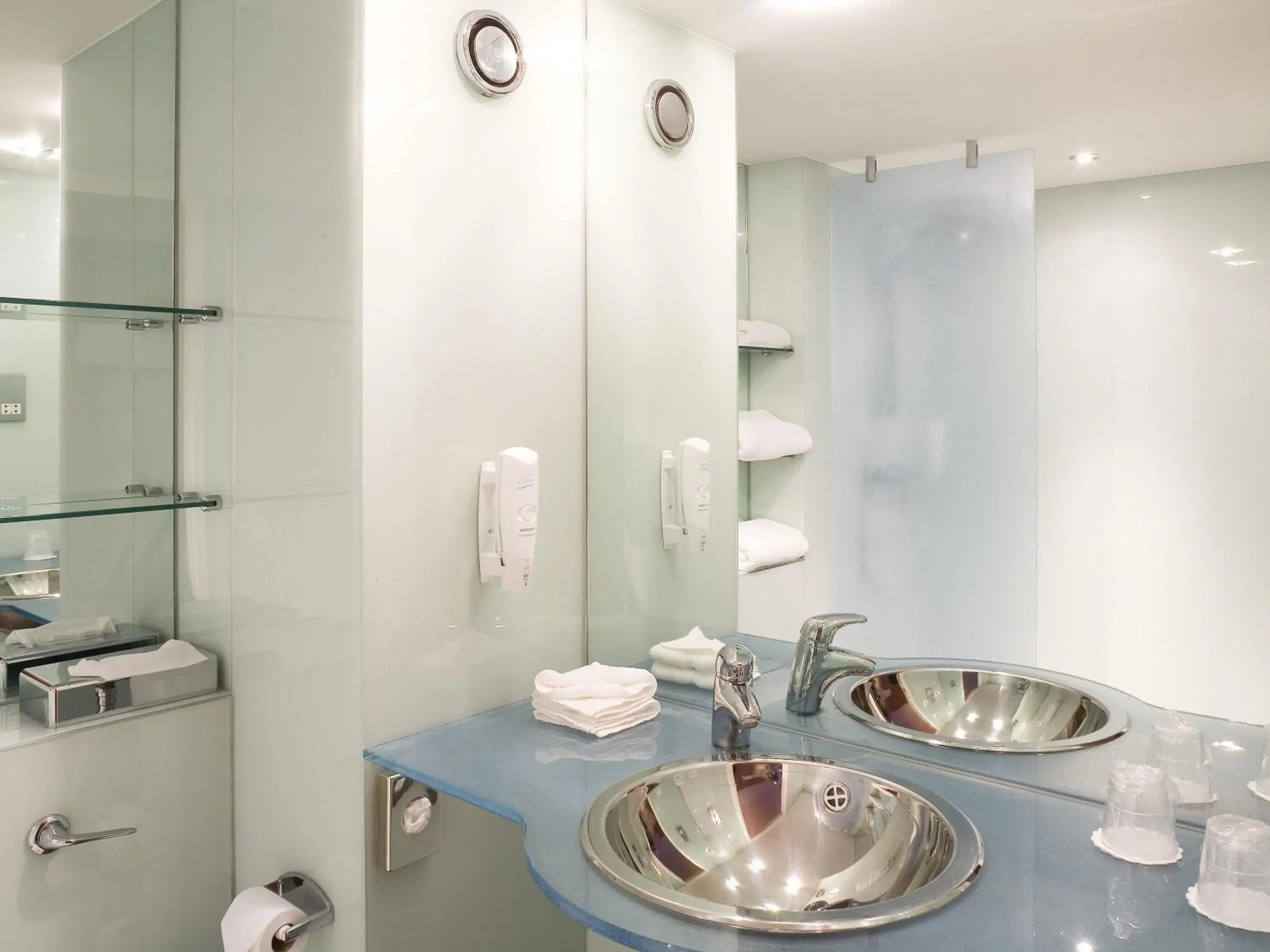 Bedroom in ibis Swansea Bedroom in ibis Swansea