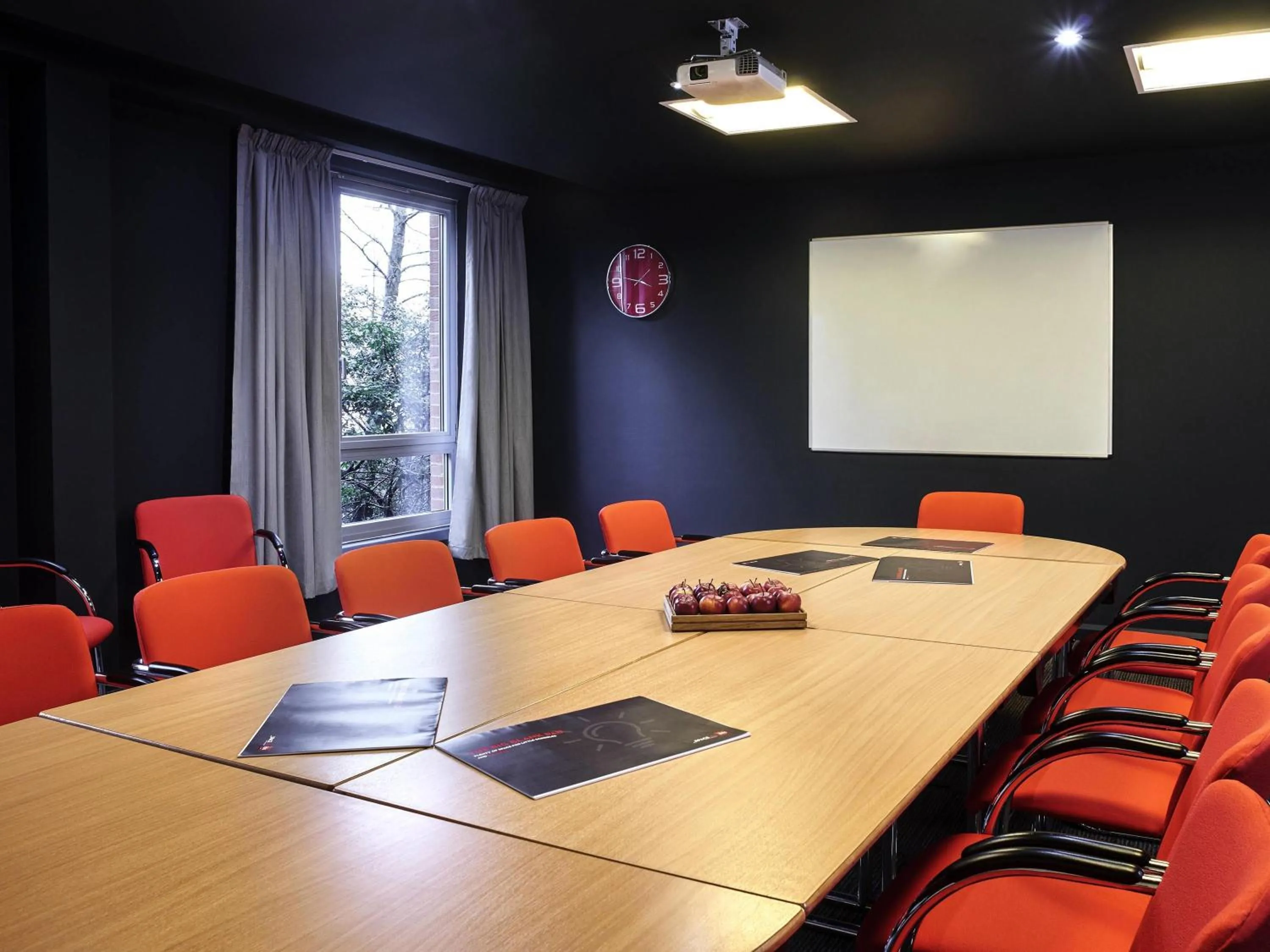 Meeting/conference room in ibis Swansea