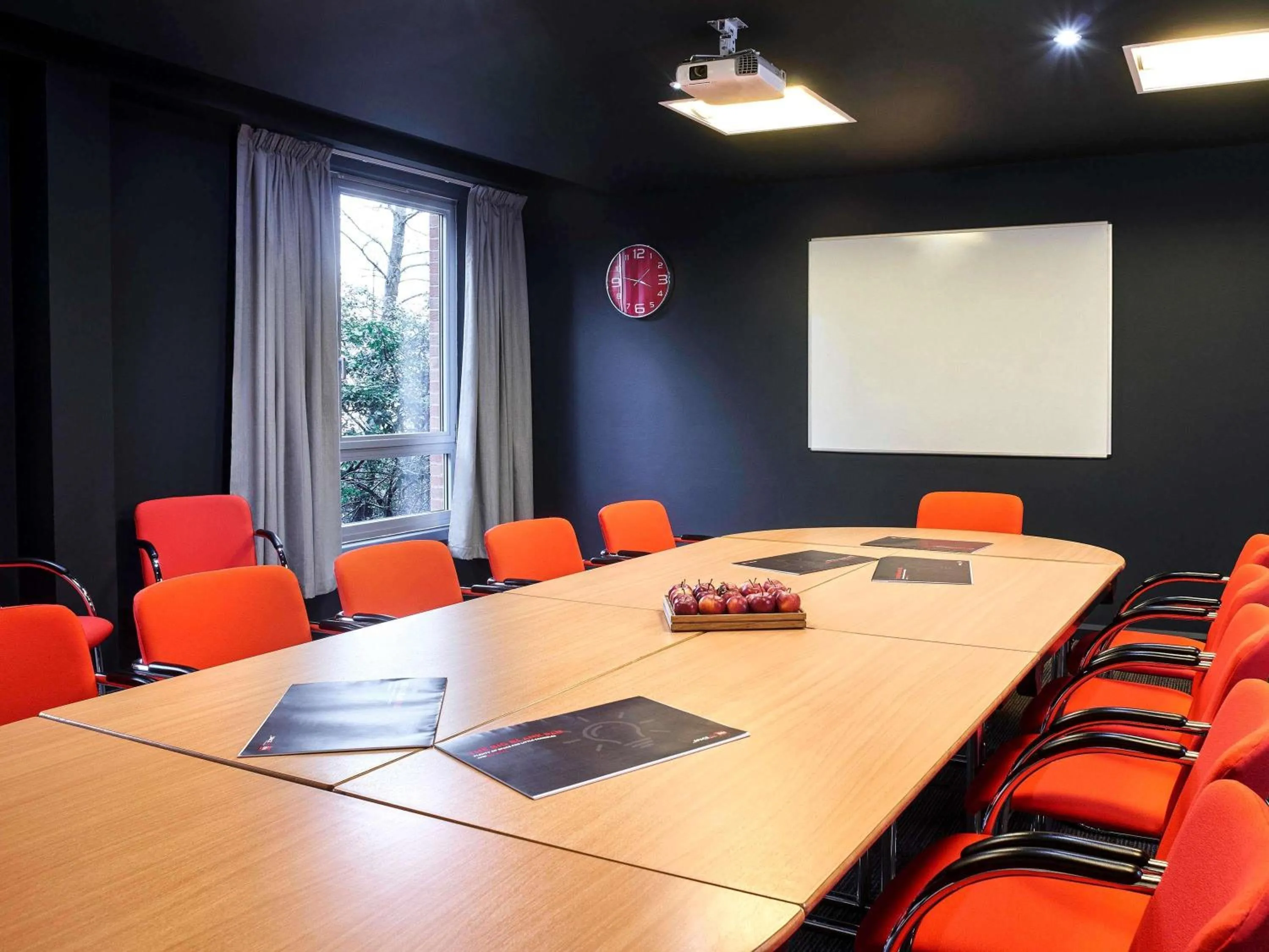 Meeting/conference room in ibis Swansea