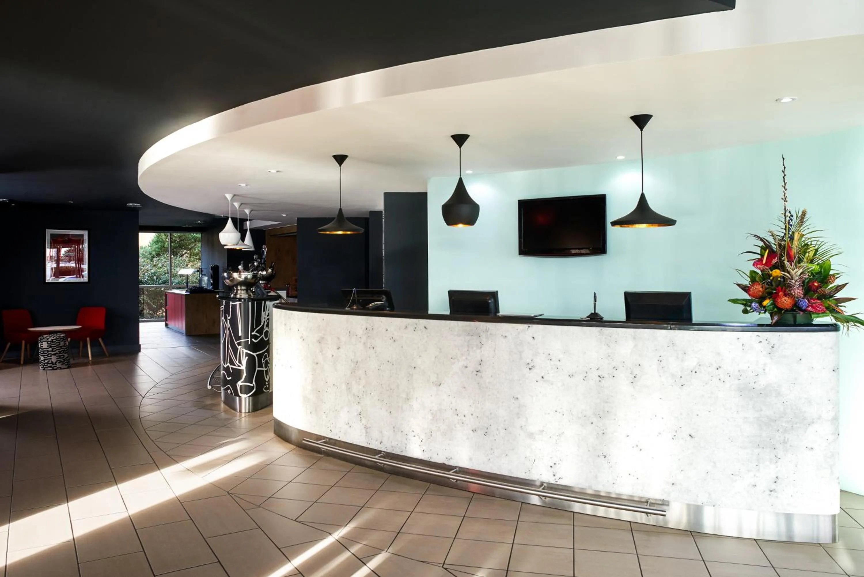 Lobby or reception in ibis Swansea