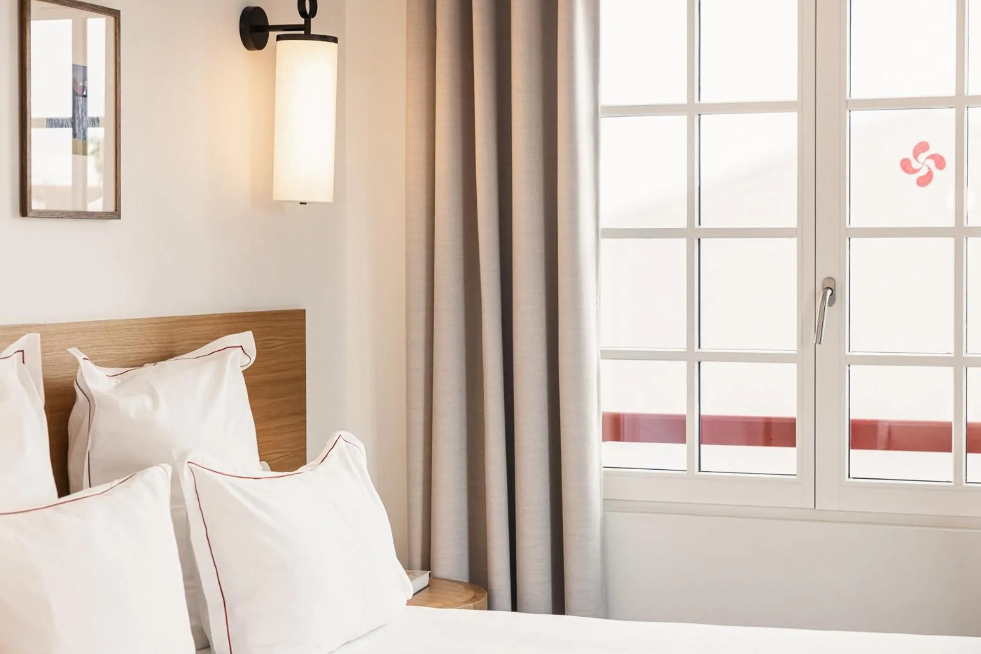 Bed in Hôtel INDARRA & SPA - Piscine