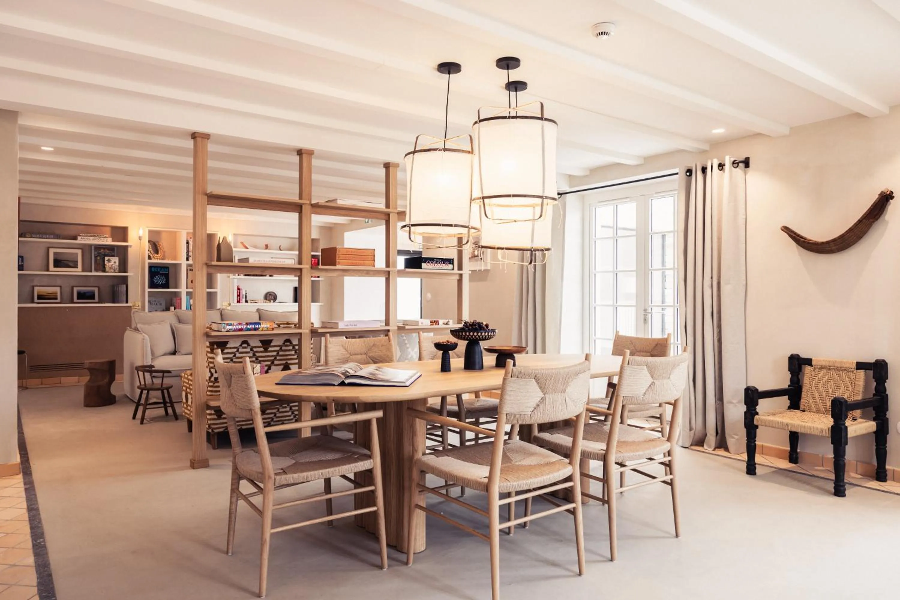 Seating area in Hôtel INDARRA & SPA - Piscine