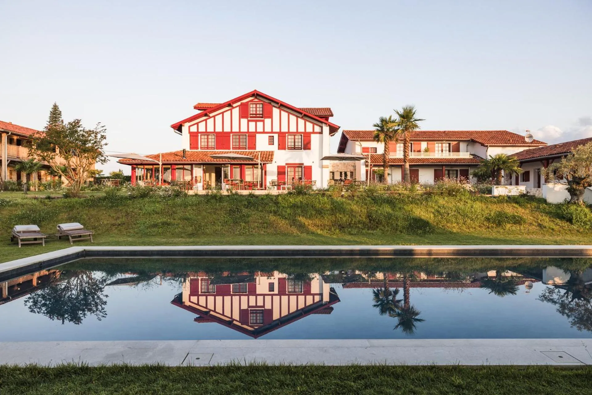 Property building in Hôtel INDARRA & SPA - Piscine