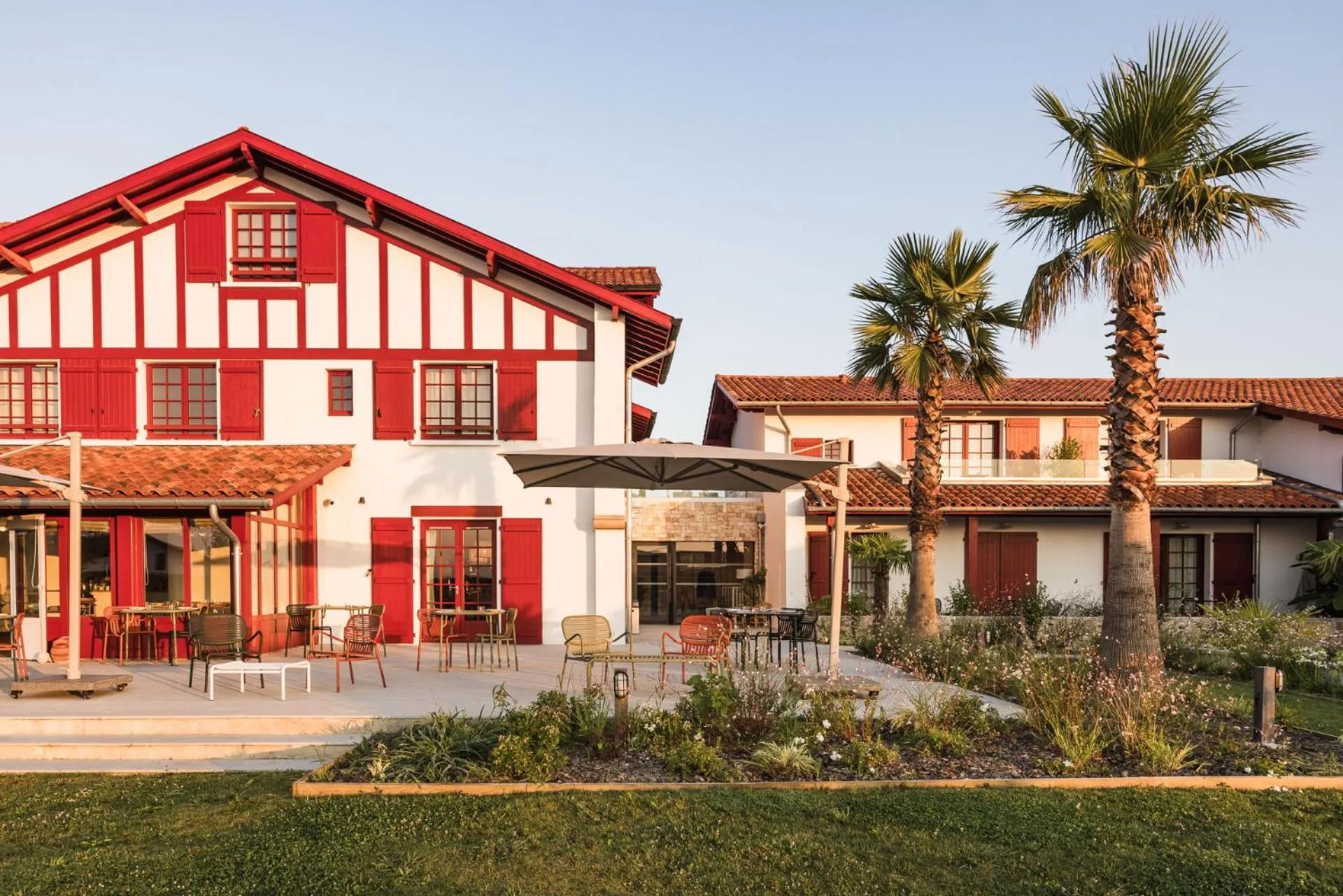 Balcony/Terrace in Hôtel INDARRA & SPA - Piscine