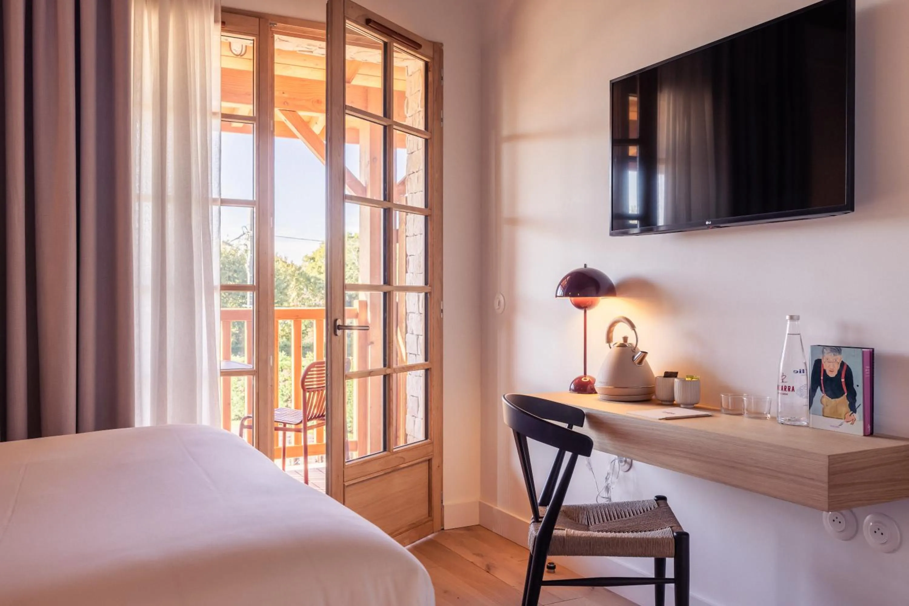 Balcony/Terrace, Bed in Hôtel INDARRA & SPA - Piscine