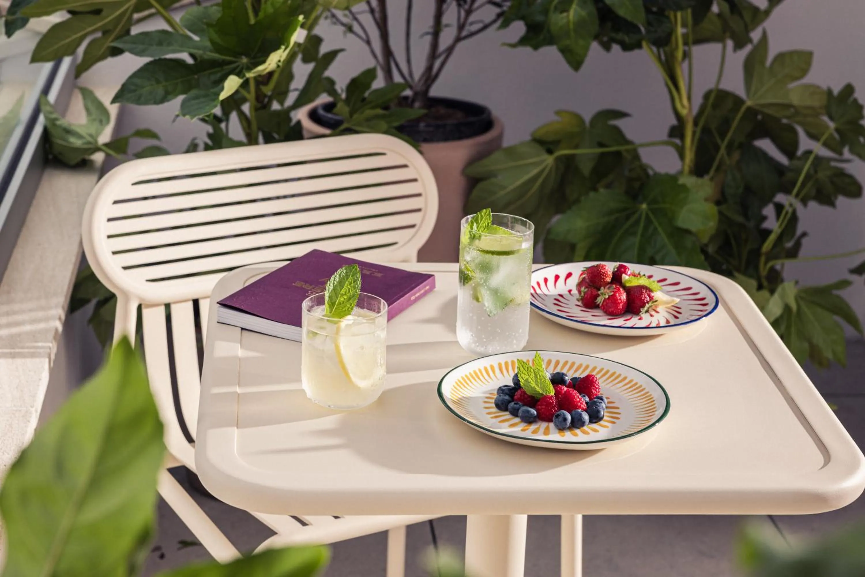 Balcony/Terrace in Hôtel INDARRA & SPA - Piscine