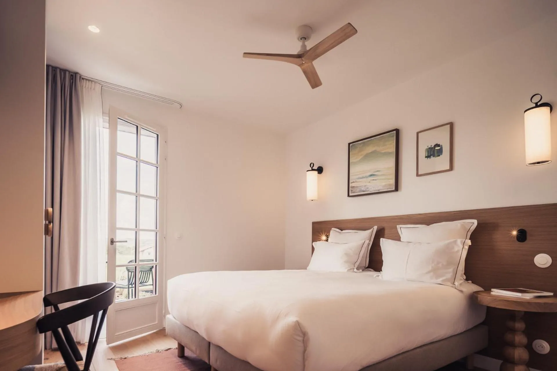 Bed in Hôtel INDARRA & SPA - Piscine