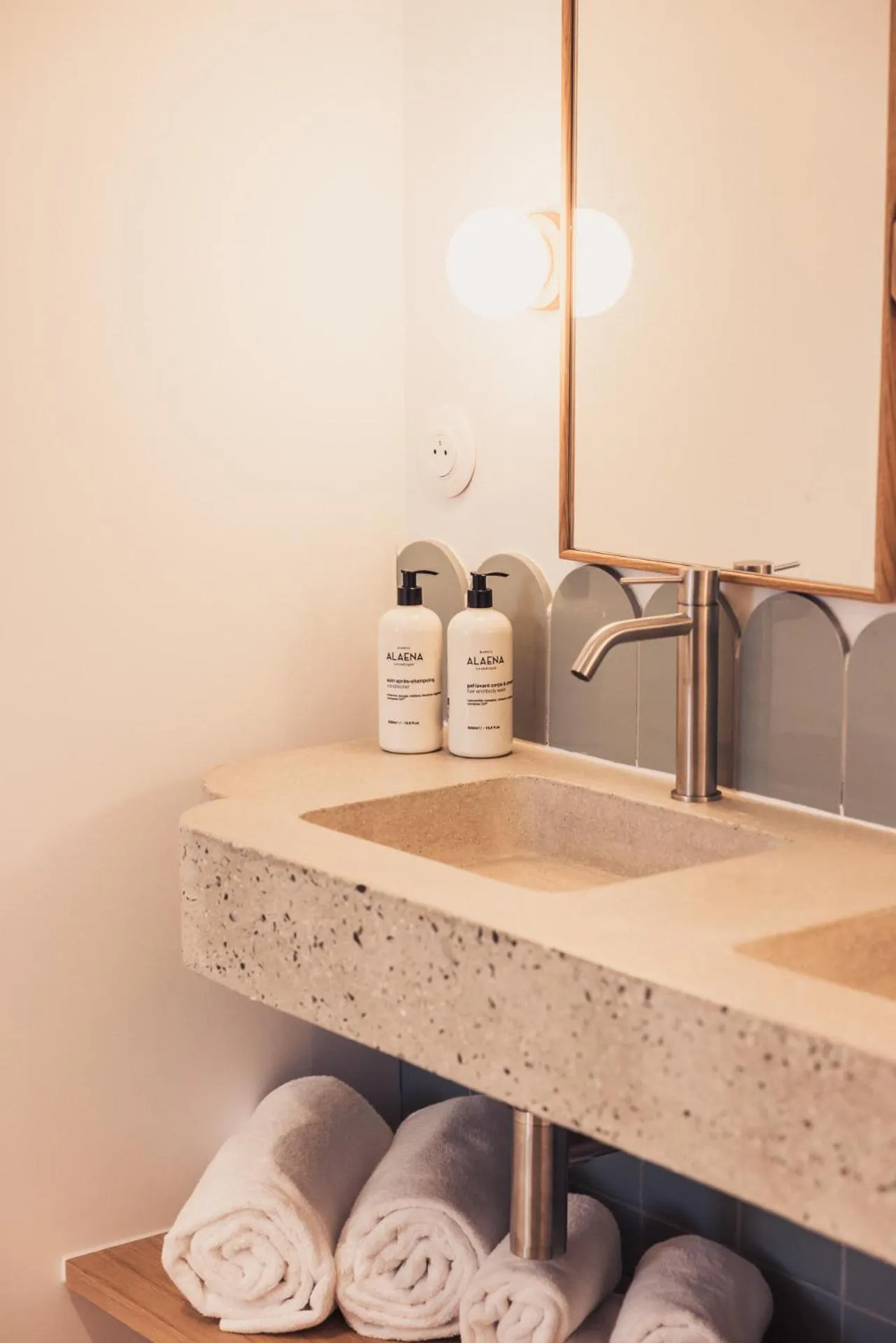 towels in Hôtel INDARRA & SPA - Piscine