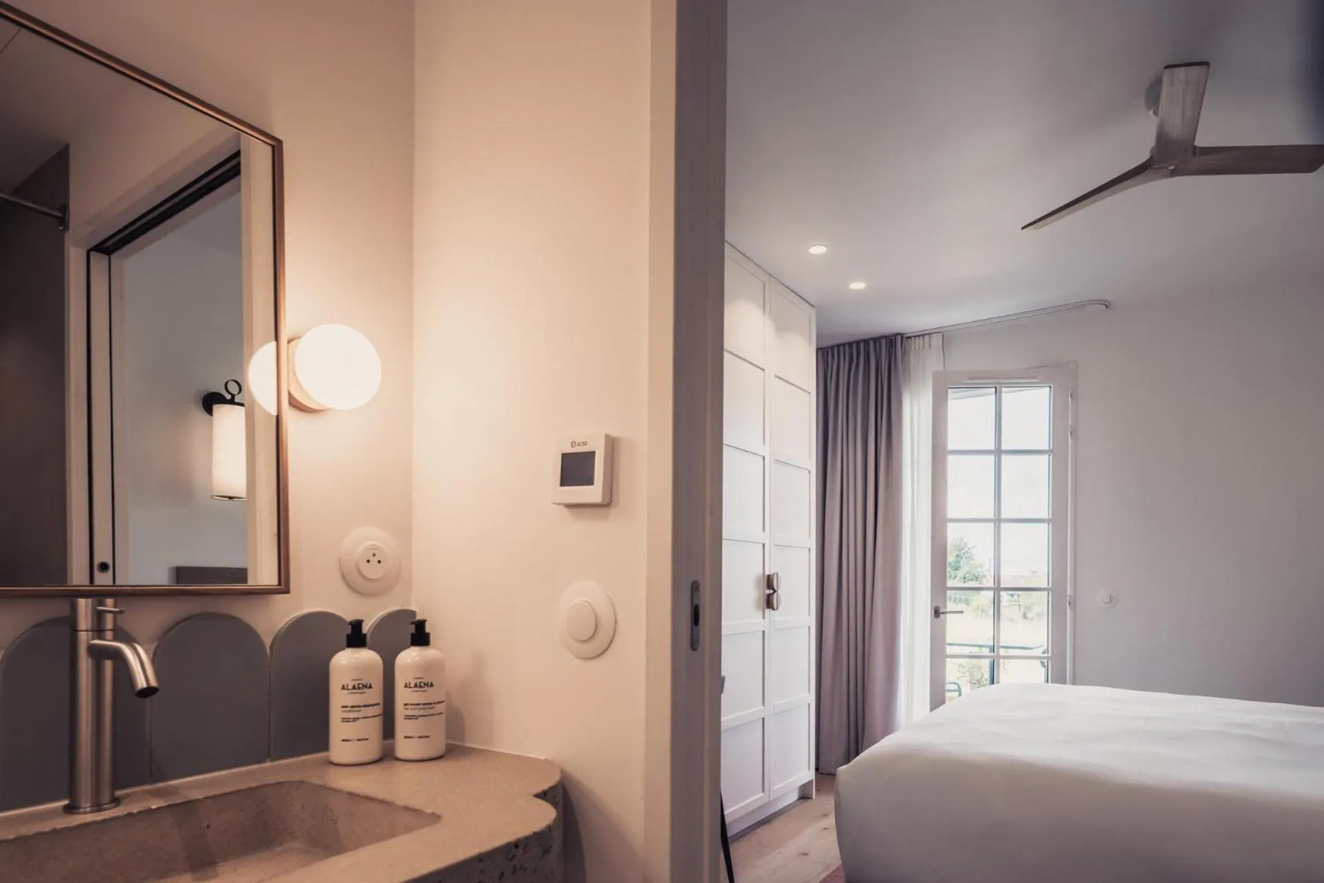 Bed in Hôtel INDARRA & SPA - Piscine