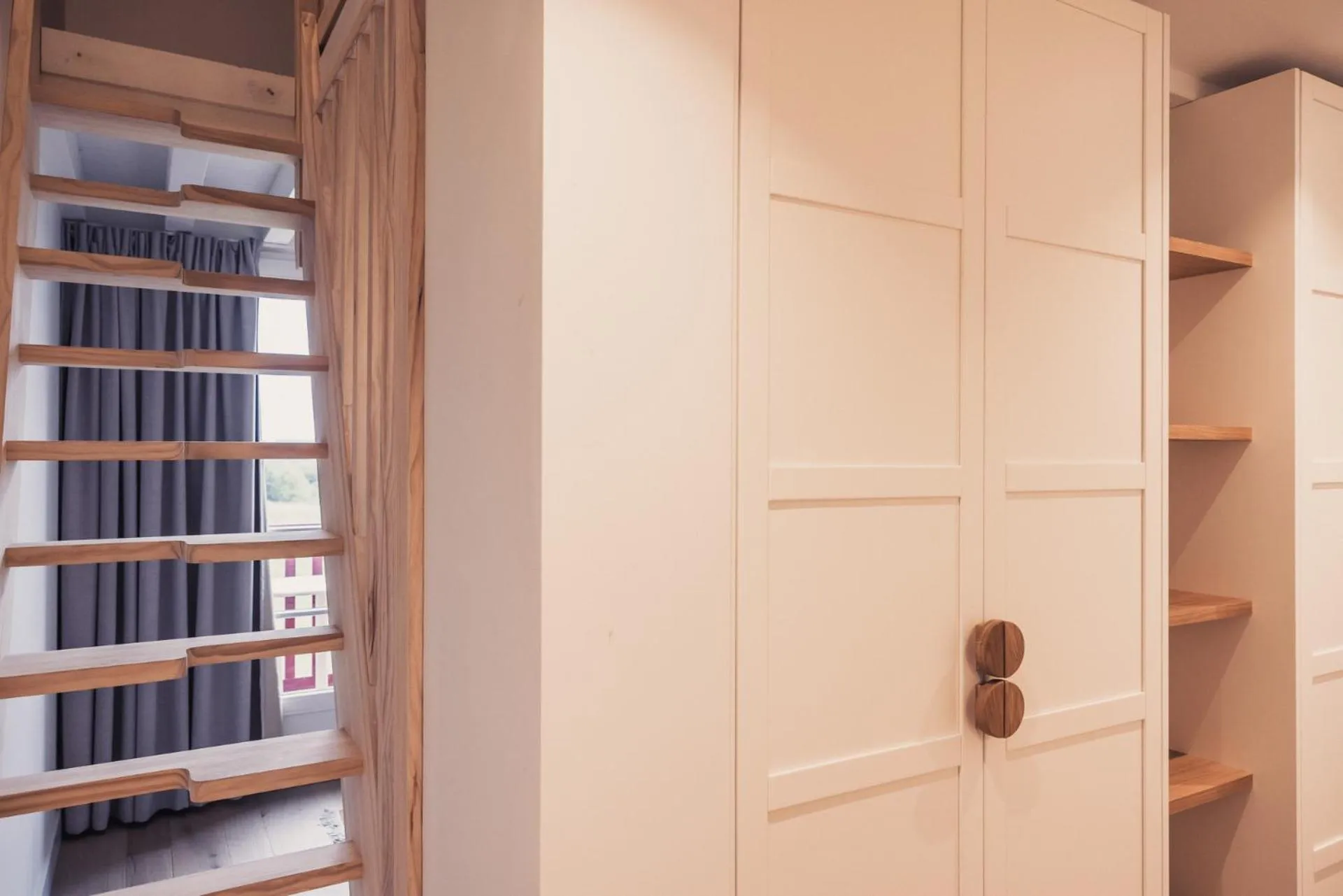 wardrobe in Hôtel INDARRA & SPA - Piscine