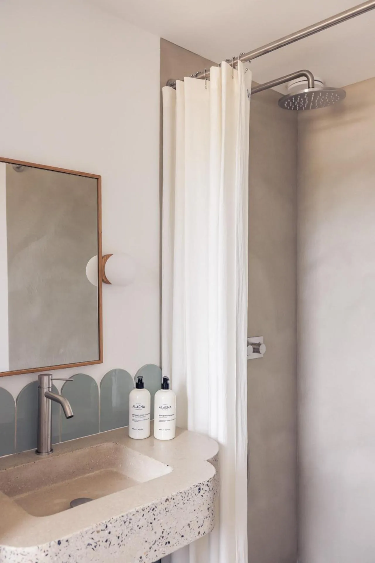 Bathroom in Hôtel INDARRA & SPA - Piscine