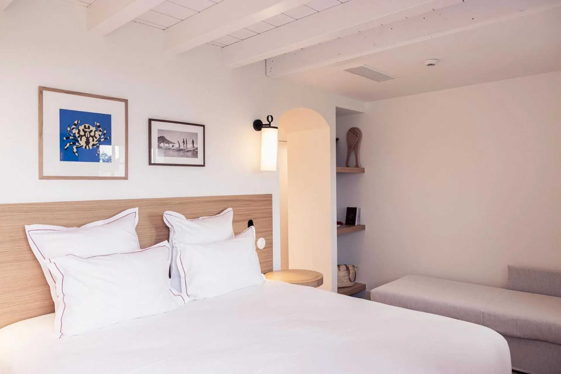 Bed in Hôtel INDARRA & SPA - Piscine