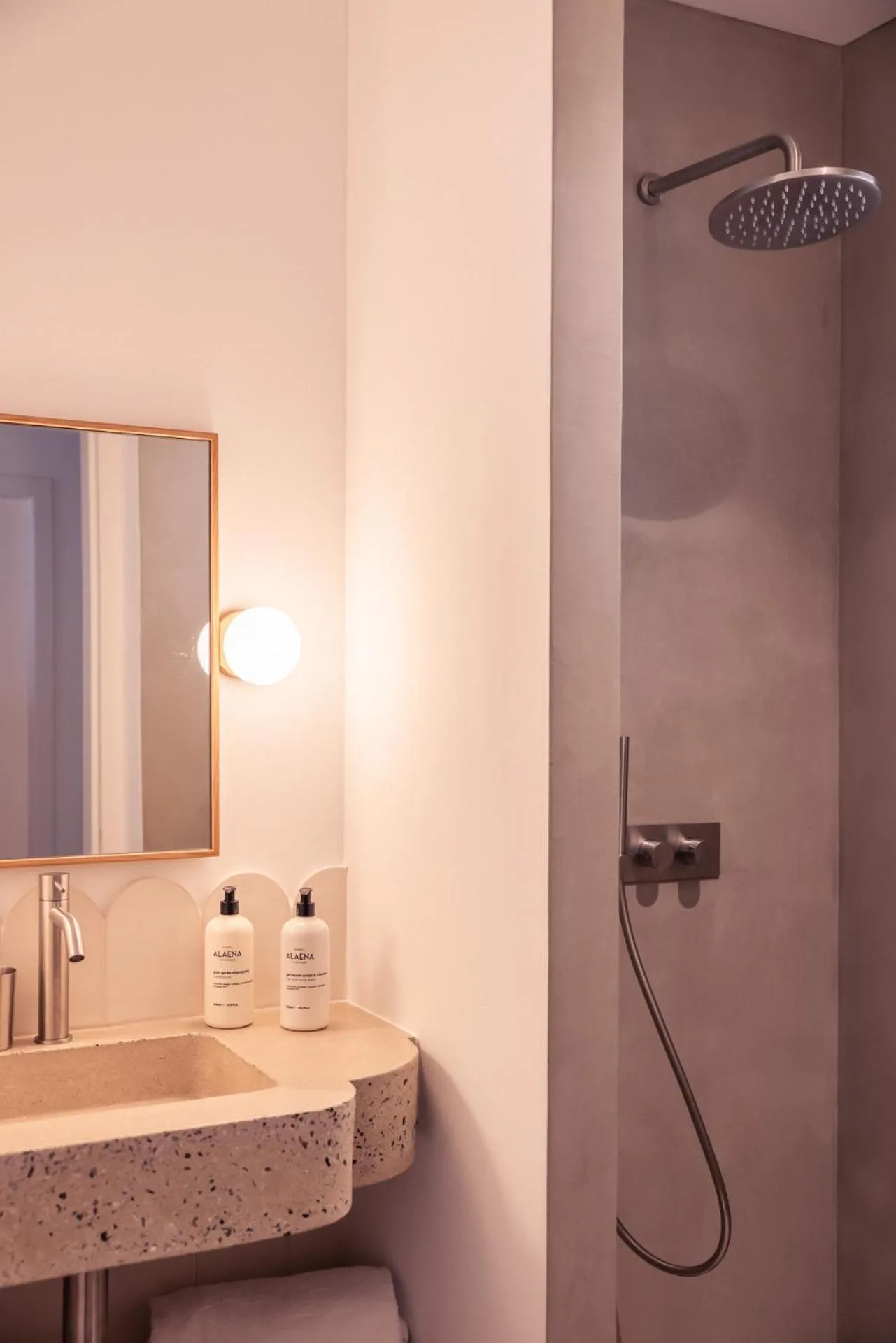 Shower in Hôtel INDARRA & SPA - Piscine