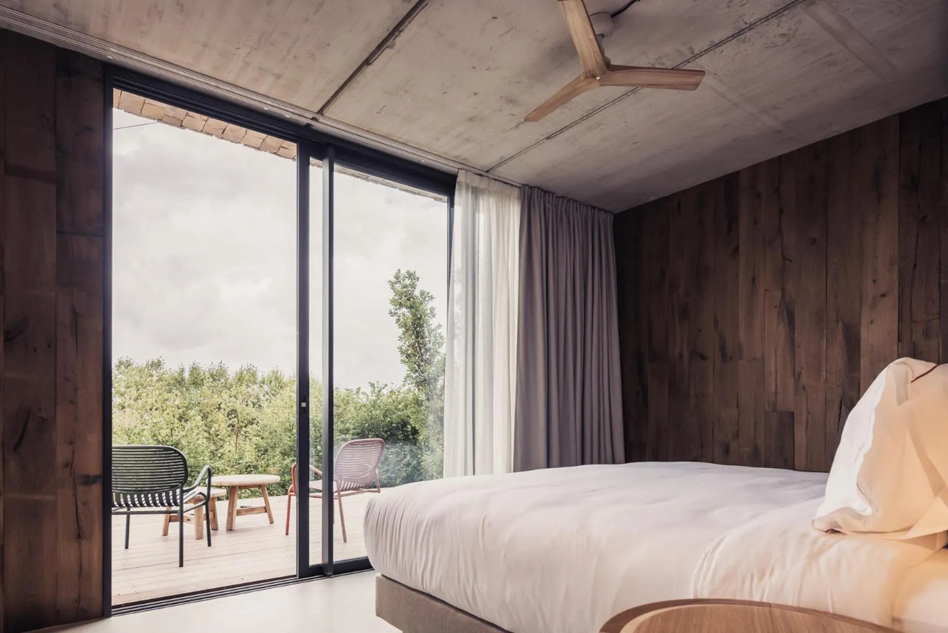 Bed in Hôtel INDARRA & SPA - Piscine