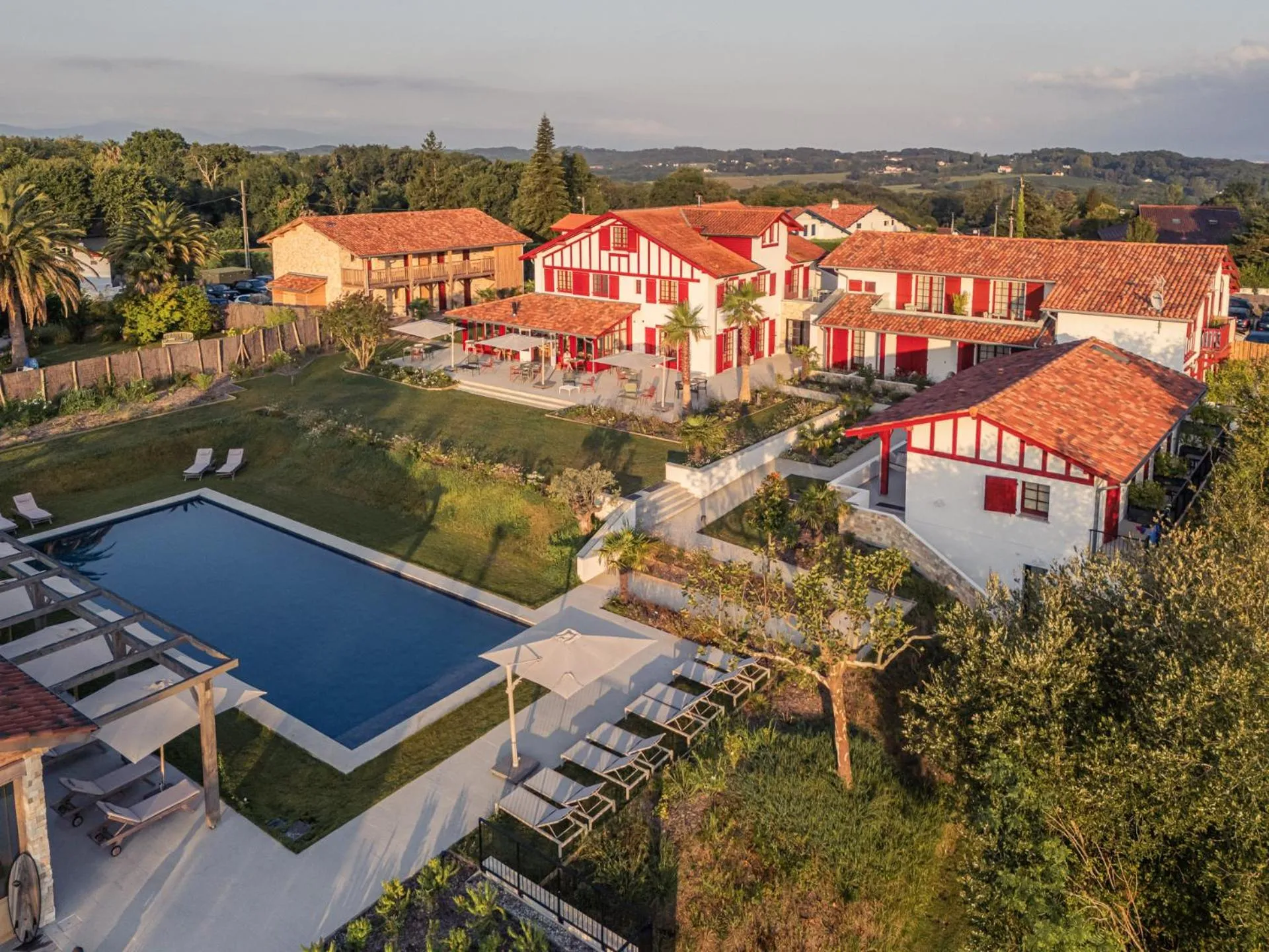Property building in Hôtel INDARRA & SPA - Piscine