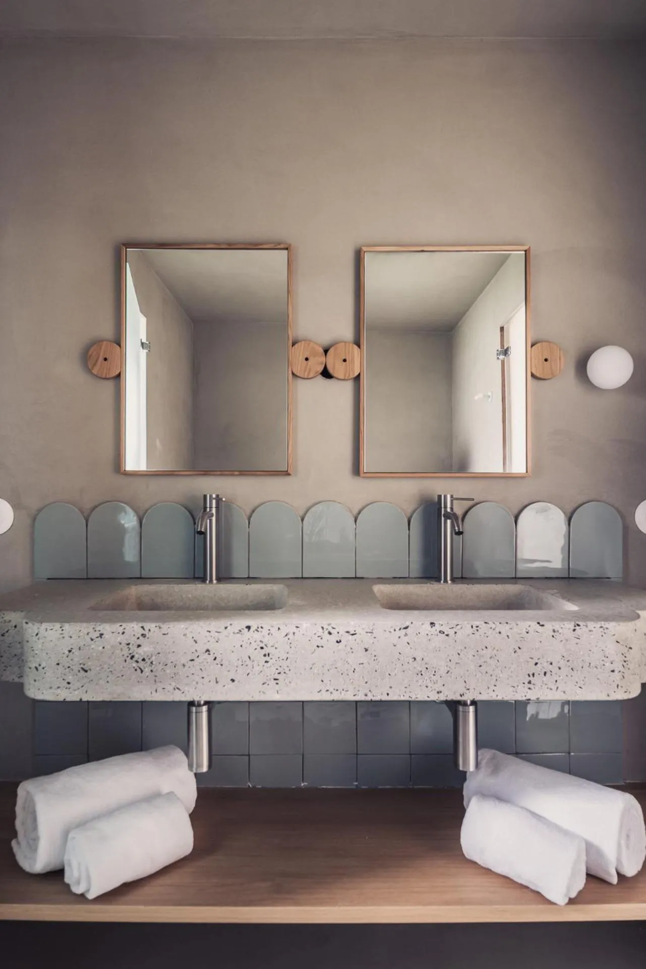 Bathroom in Hôtel INDARRA & SPA - Piscine